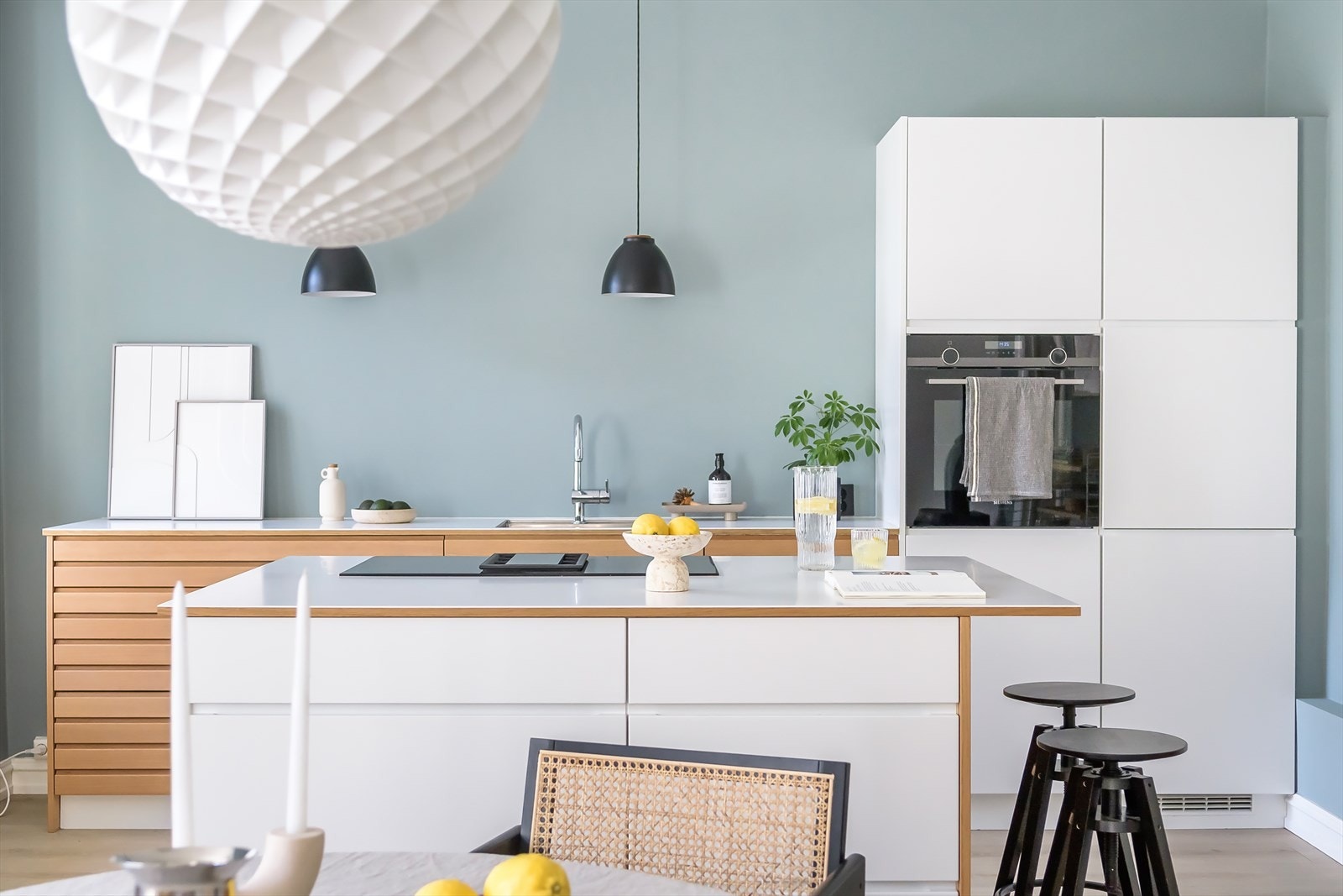 Det er praktisk kjøkkenøy som gir et sosialt samlingspunkt og med masse oppbevaringsplass - den siste prikken over i' en! Galleribilde