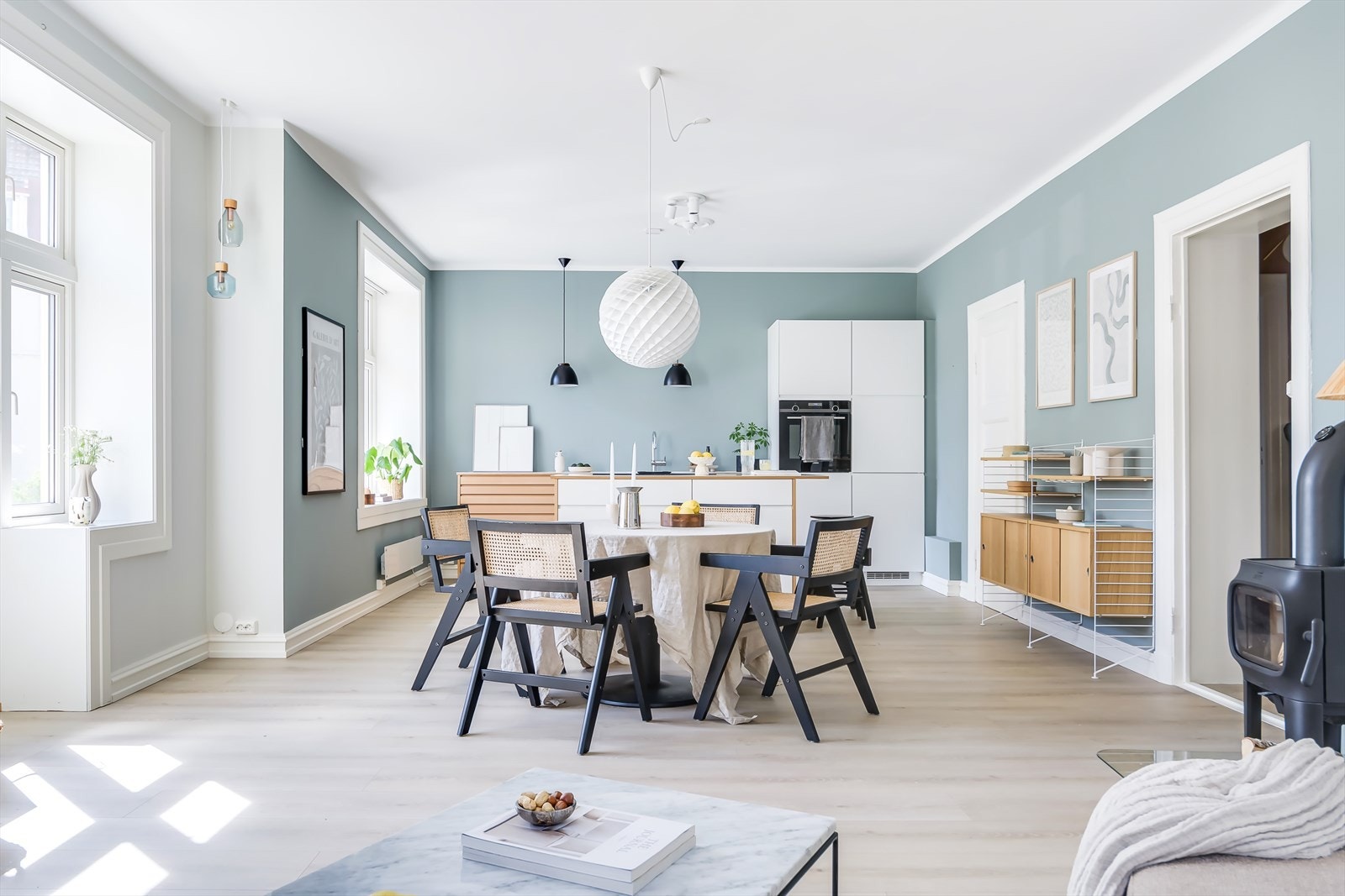 Denne nydelige 3-roms leiligheten er meget lys med en delikat fargepalett og pene 1-stavs gulv Galleribilde