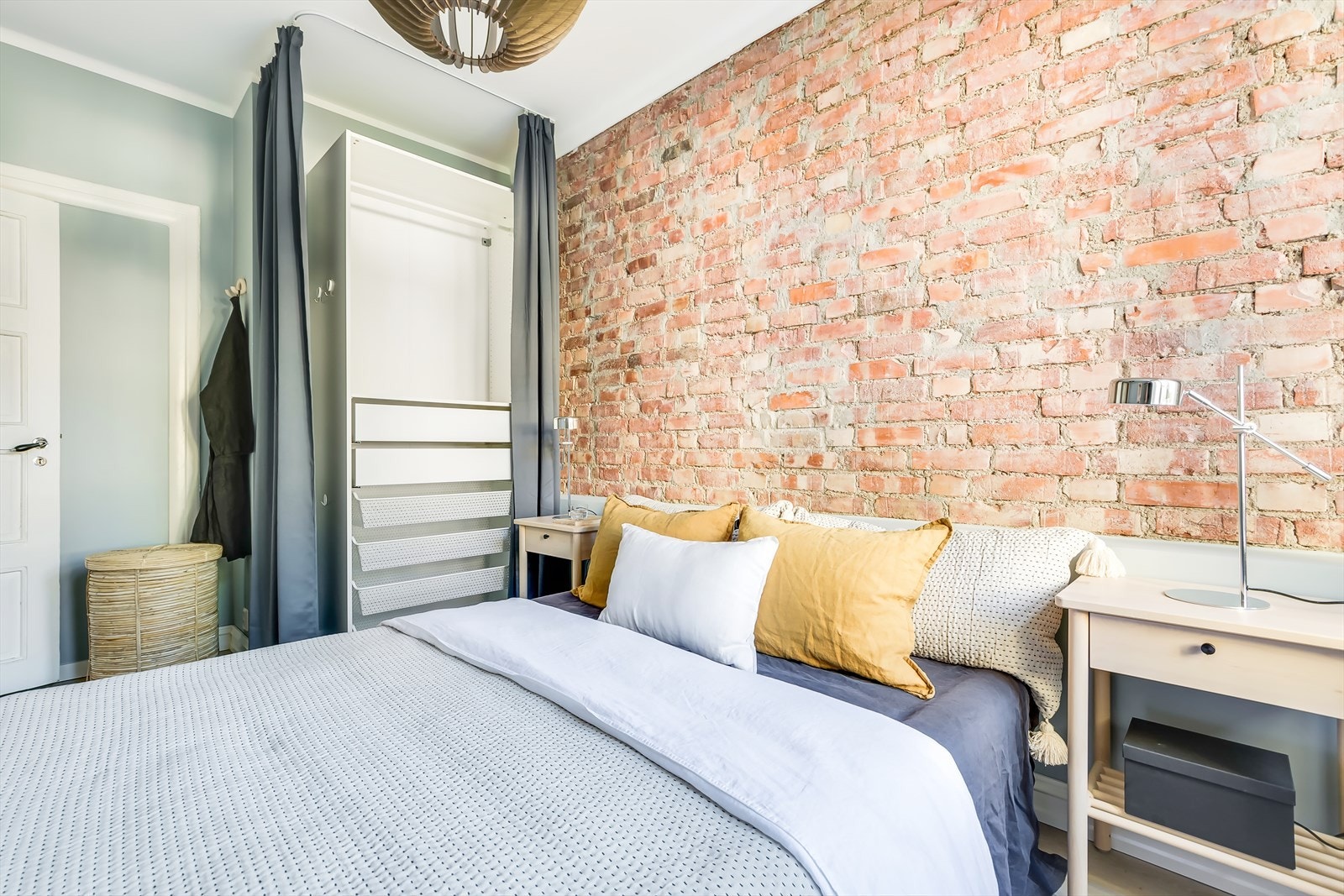 Rommet er innredet med garderobeskap Galleribilde