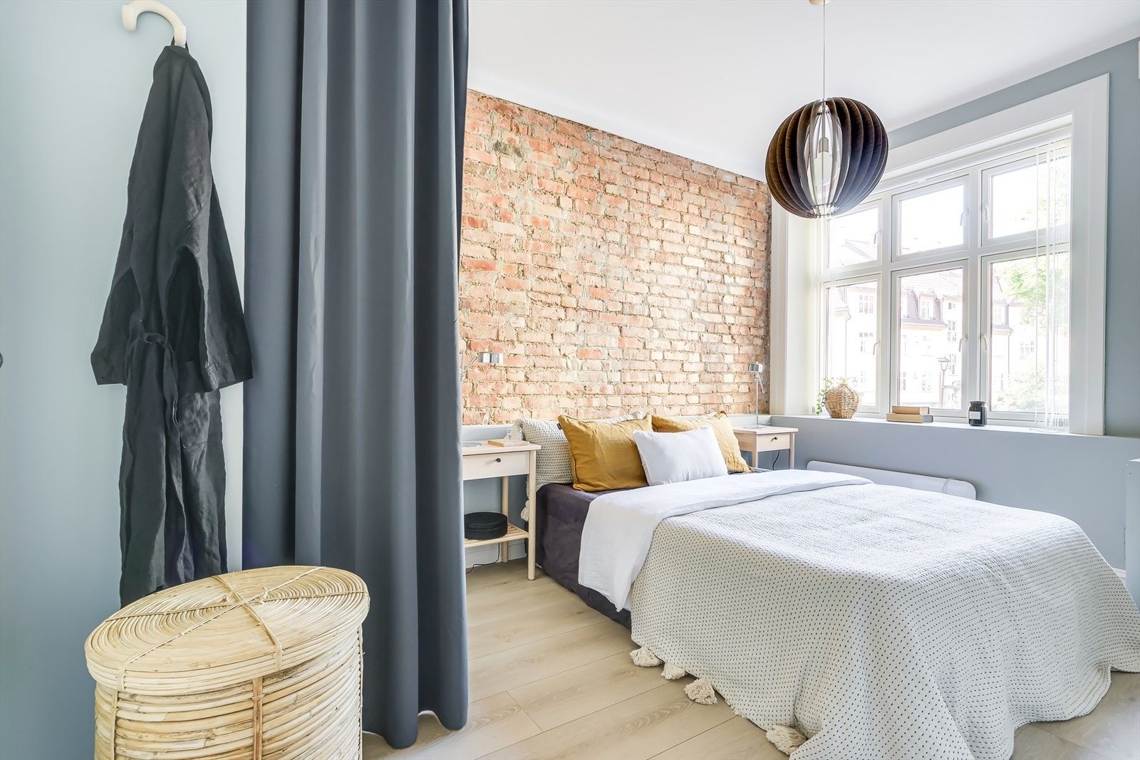 Hovedsoverommet ligger vendt ut mot rolig bakgård og har store vinduer som gir mye naturlig lys Galleribilde