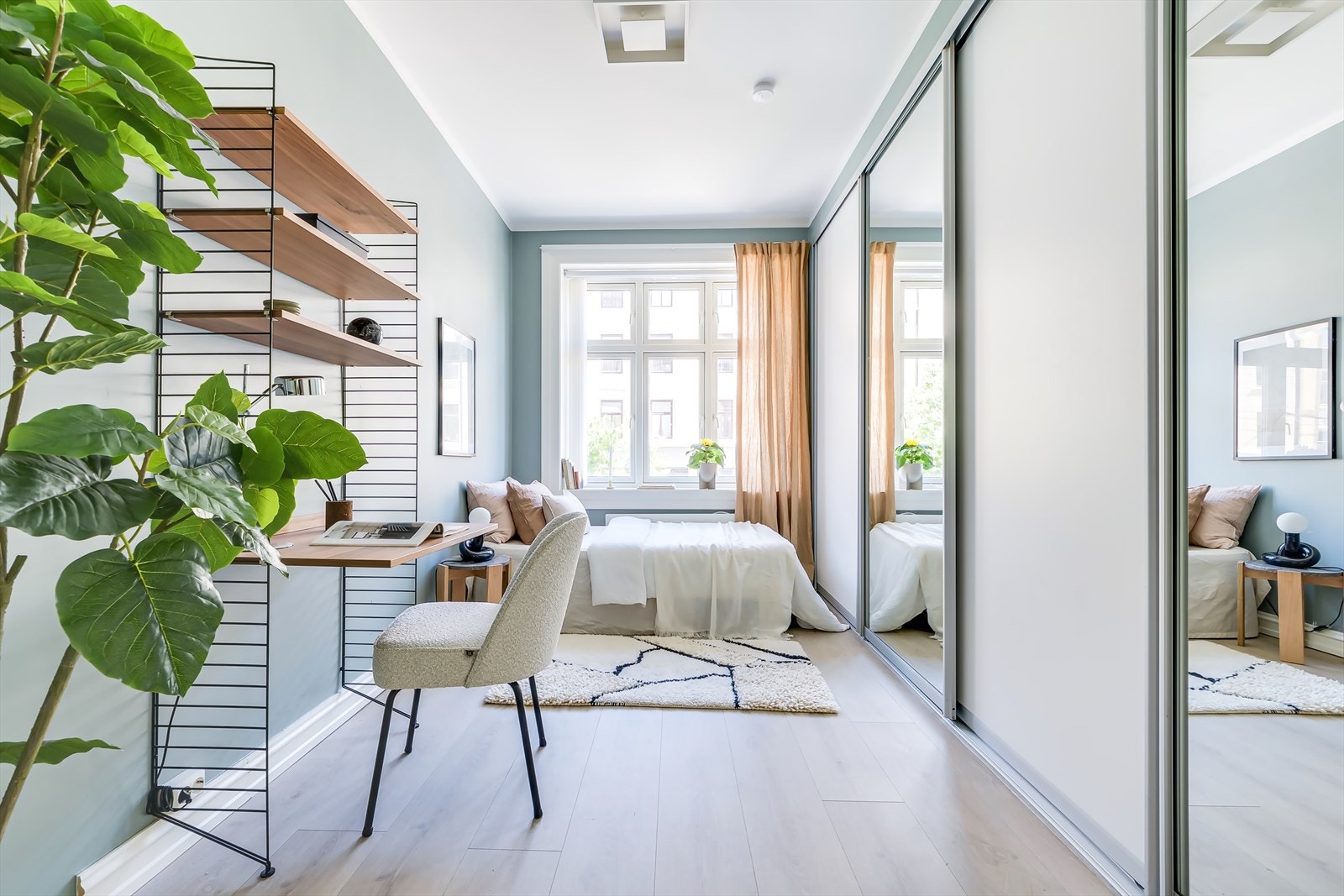 Soverom 2 er også et godt rom, som er innredet med stor skyvedørsgarderobe Galleribilde