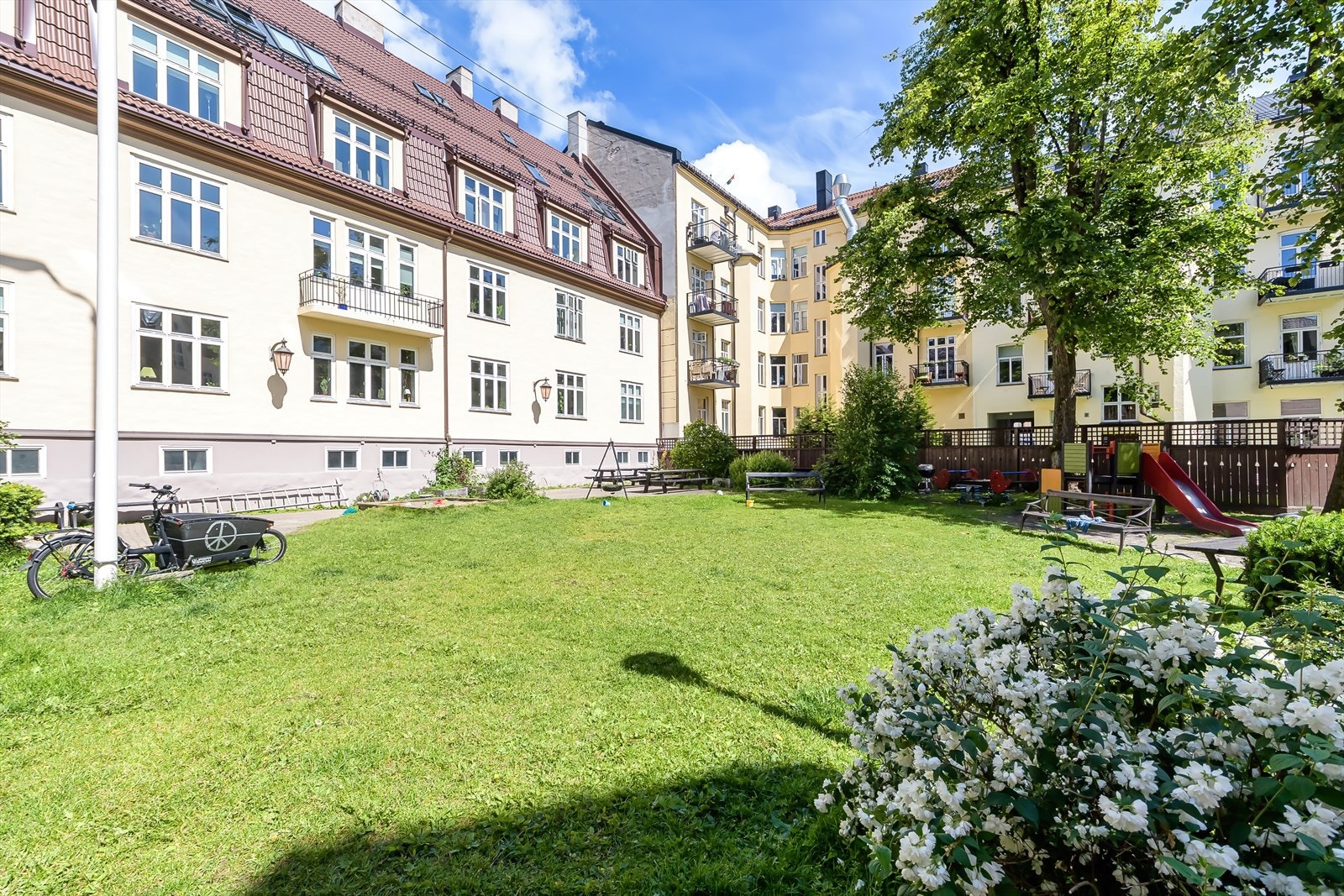 Leiligheten ligger i nydelige Torshov Kvartal II. Dette er en klassisk Torshovgård med flott arkitektur, store vinduer, god takhøyde og herlige gårdsrom som beboerne kan benytte seg av! Galleribilde