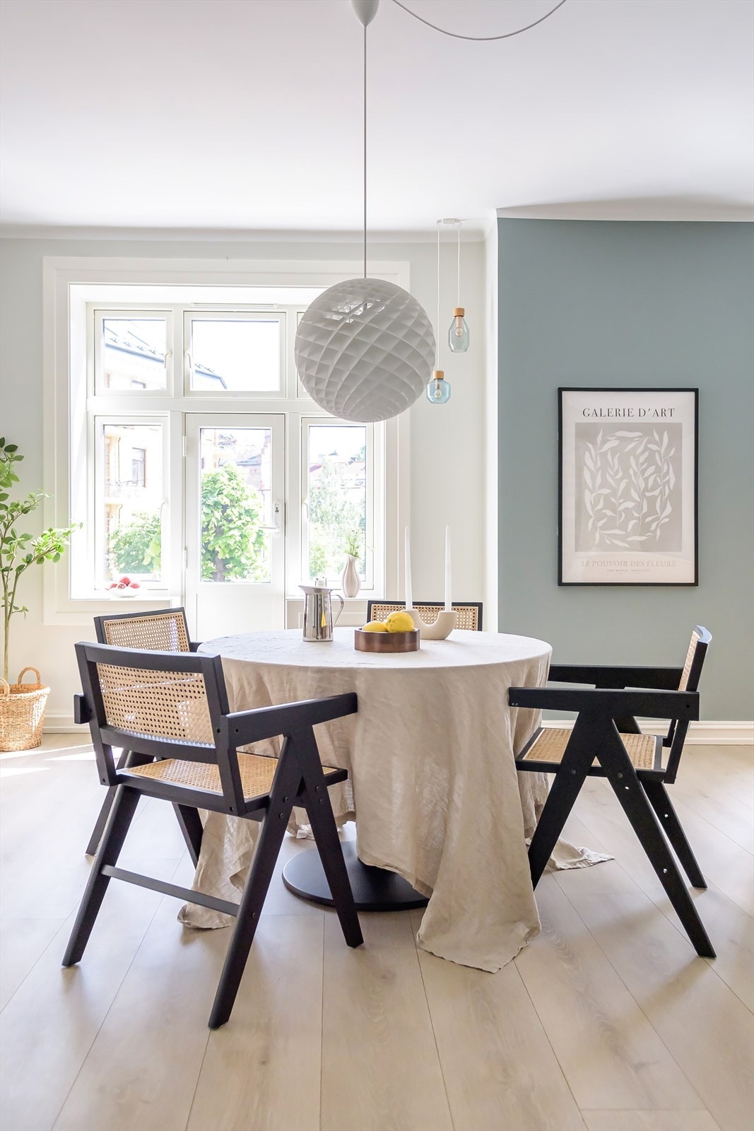 Det er naturlig plass til stort spisebord mellom stue og kjøkken Galleribilde