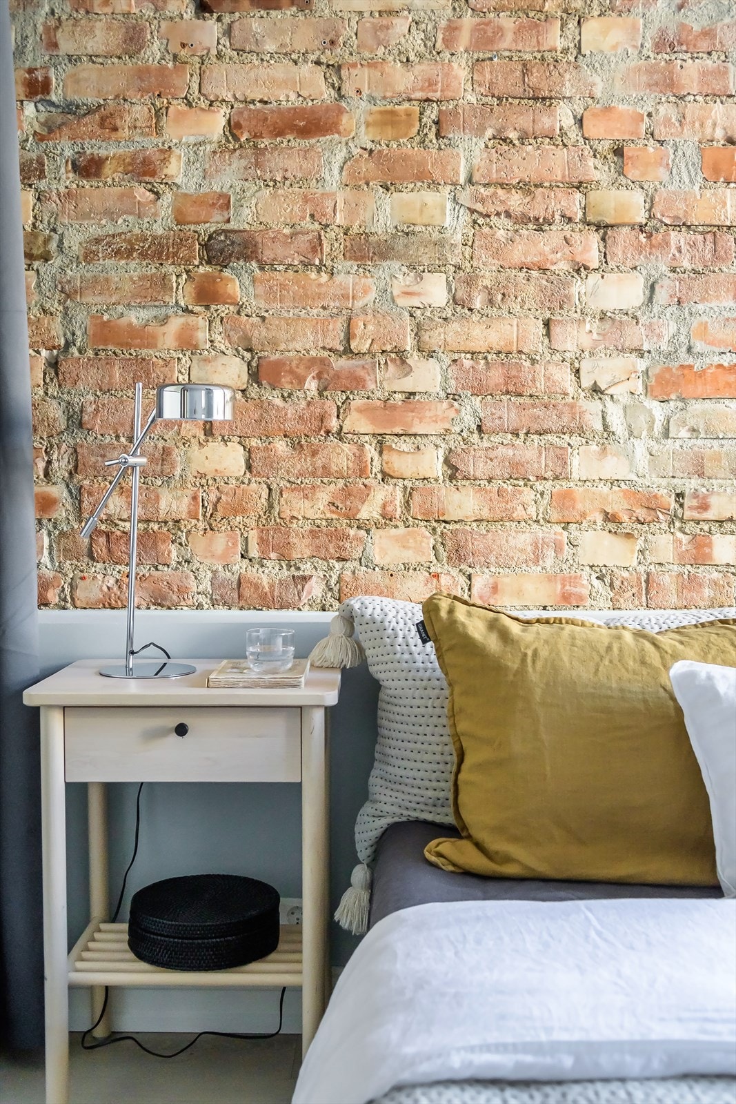 Den lekre teglsteinsveggen gir et lun atmosfære til rommet. Galleribilde