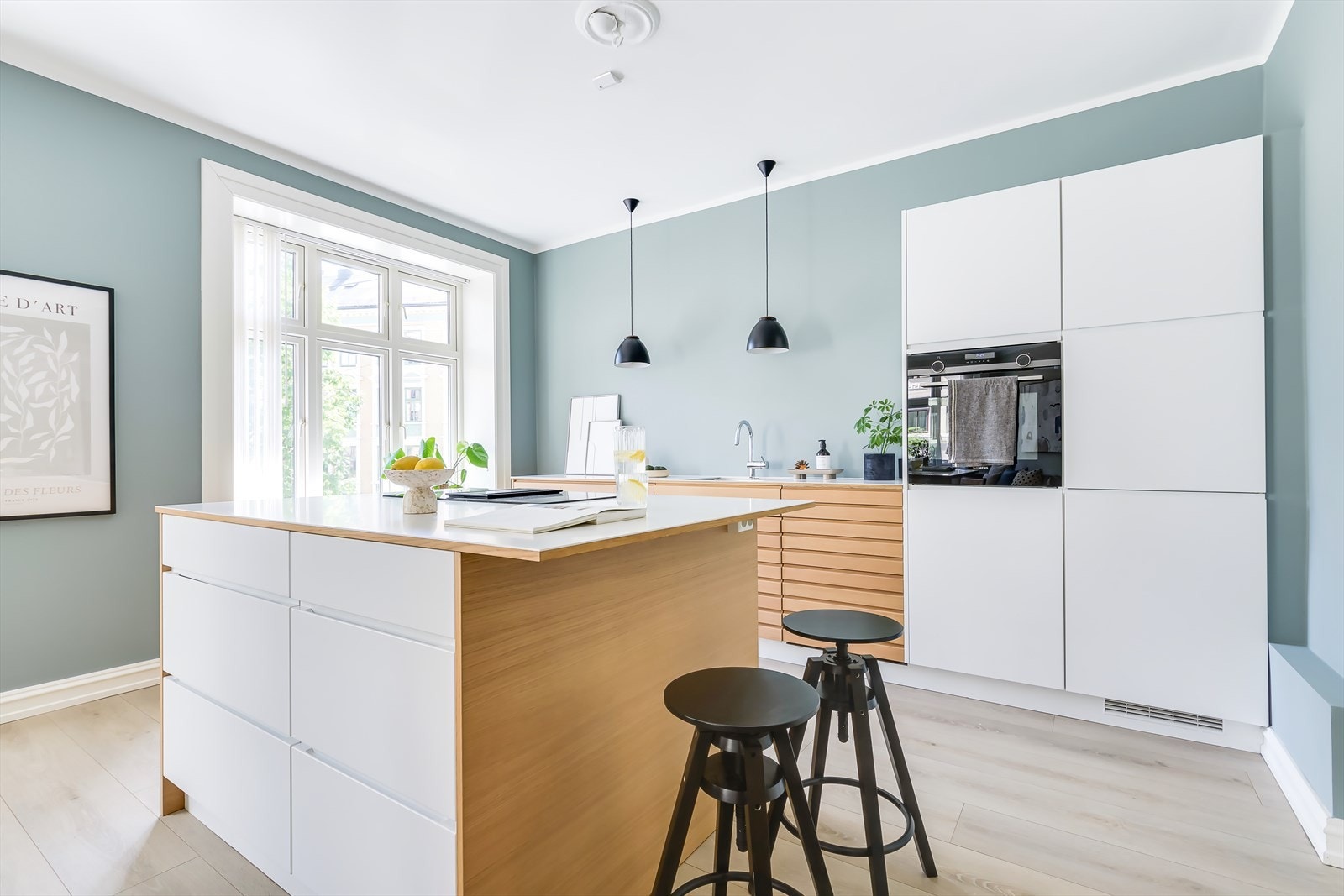 Leiligheten har et moderne kjøkken fra 2020, hvor det kombineres lys tre-finish og hvite fronter Galleribilde