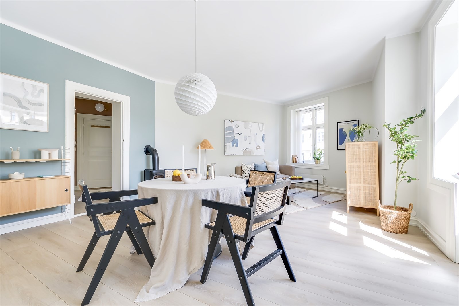 Planløsningen er løst på en utmerket måte hvor den luftige stuen og kjøkkenet gir et stort sosialt oppholdsrom Galleribilde