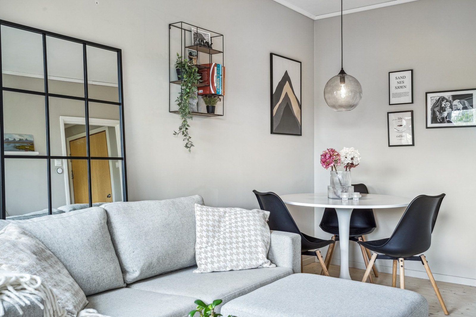 Plass til spisegruppe i stuen Galleribilde