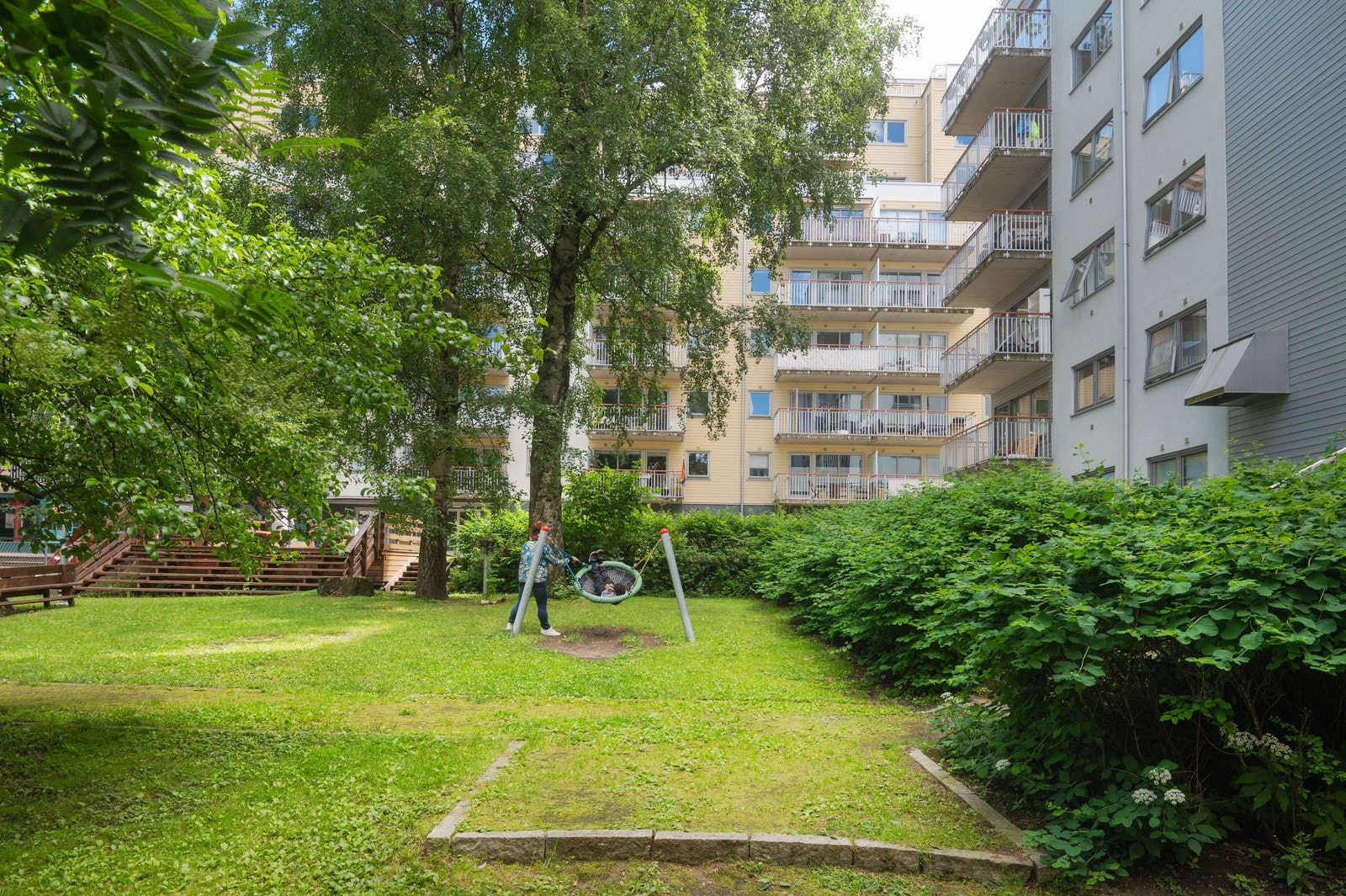 . Sameiet har pent opparbeidede fellesareal/gårdsrom med plen, terrasseplatting, lekeapparater samt sykkelparkering. Galleribilde