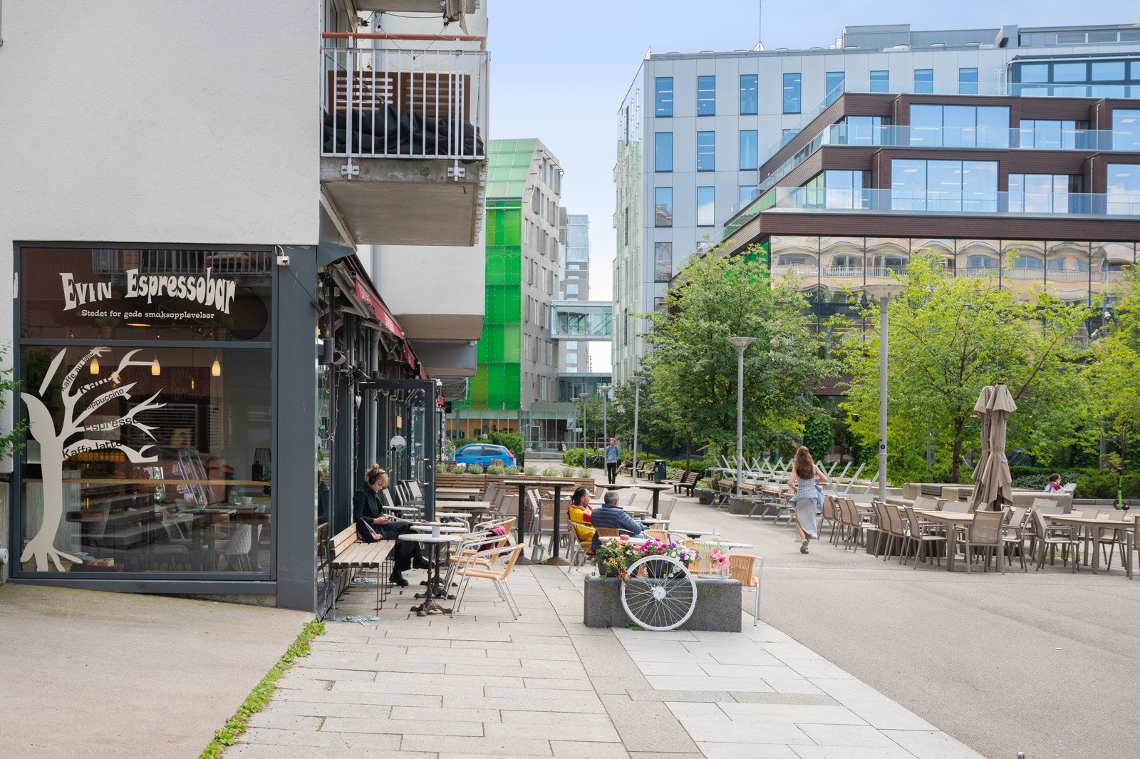 Du finner også små forretninger, kafeer og spisesteder rundt Galleribilde