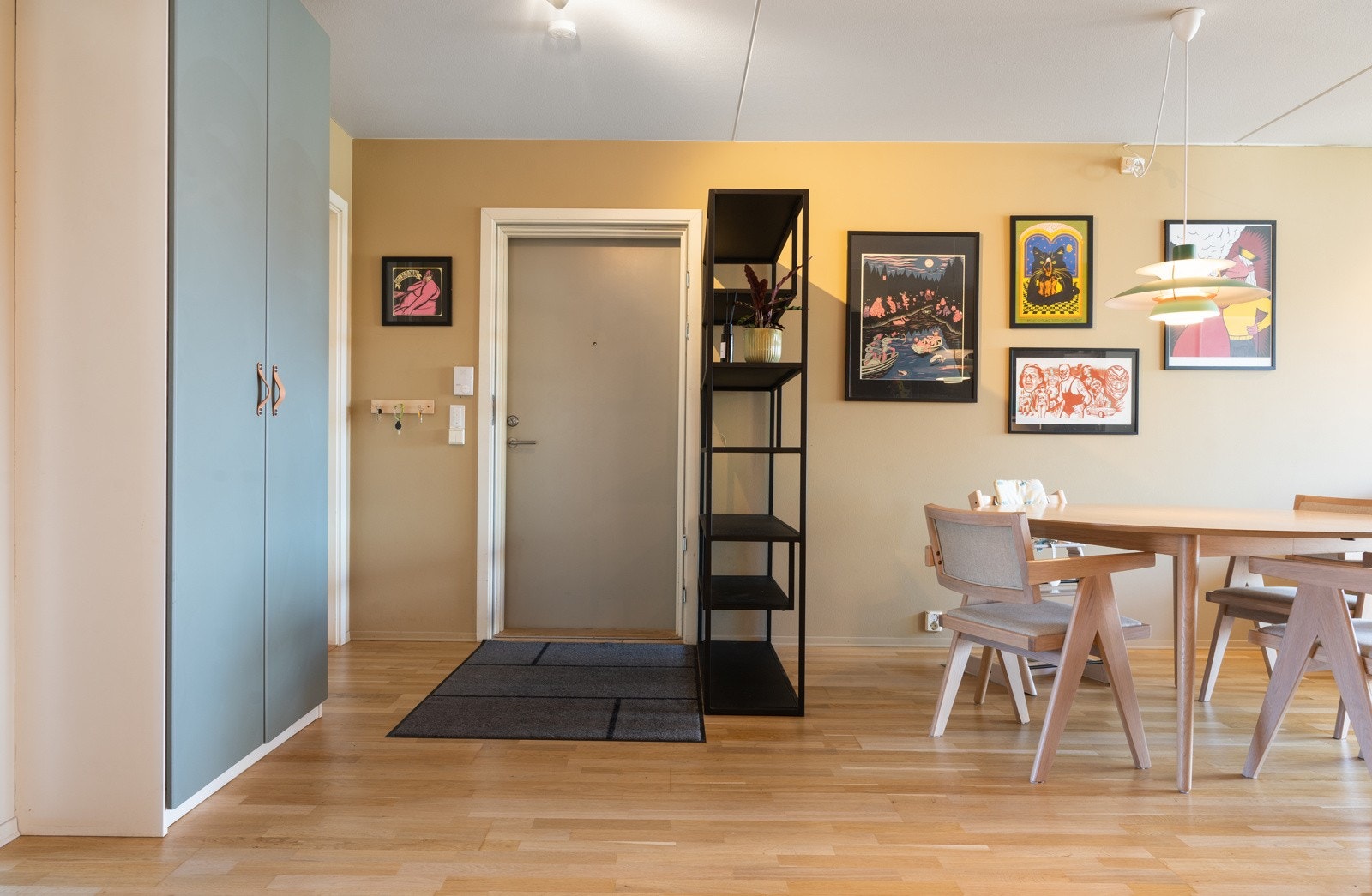 Garderobeskap ved entrédør, med god plass til lagring og oppheng av klær og sko Galleribilde