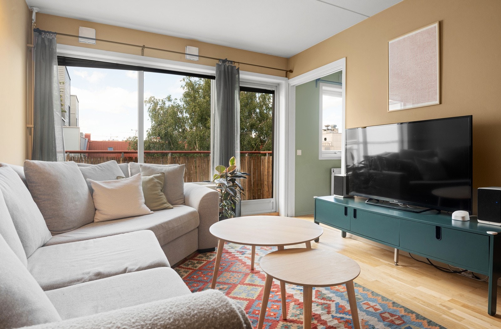 Fra stuen er det utgang til flott vestvendt balkong på ca 6 m², med gode solforhold og som vender mot gårdsrom. Galleribilde