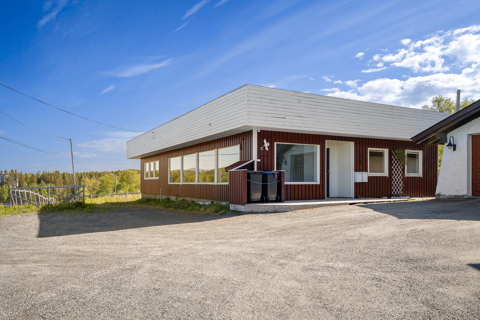 Eiendommen består av kombinert næring og boligdel med leilighet Galleribilde