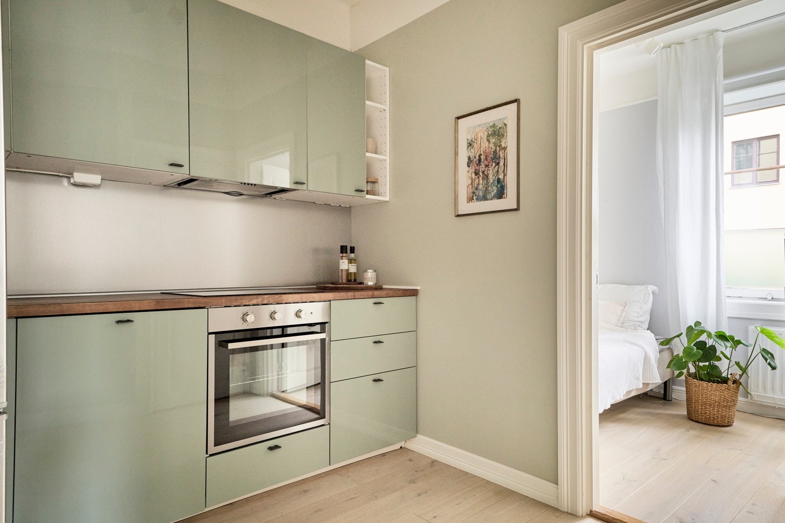 Ikea kjøkkeninnredning fra 2016 med slette fronter og benkeplate av treverk. Galleribilde