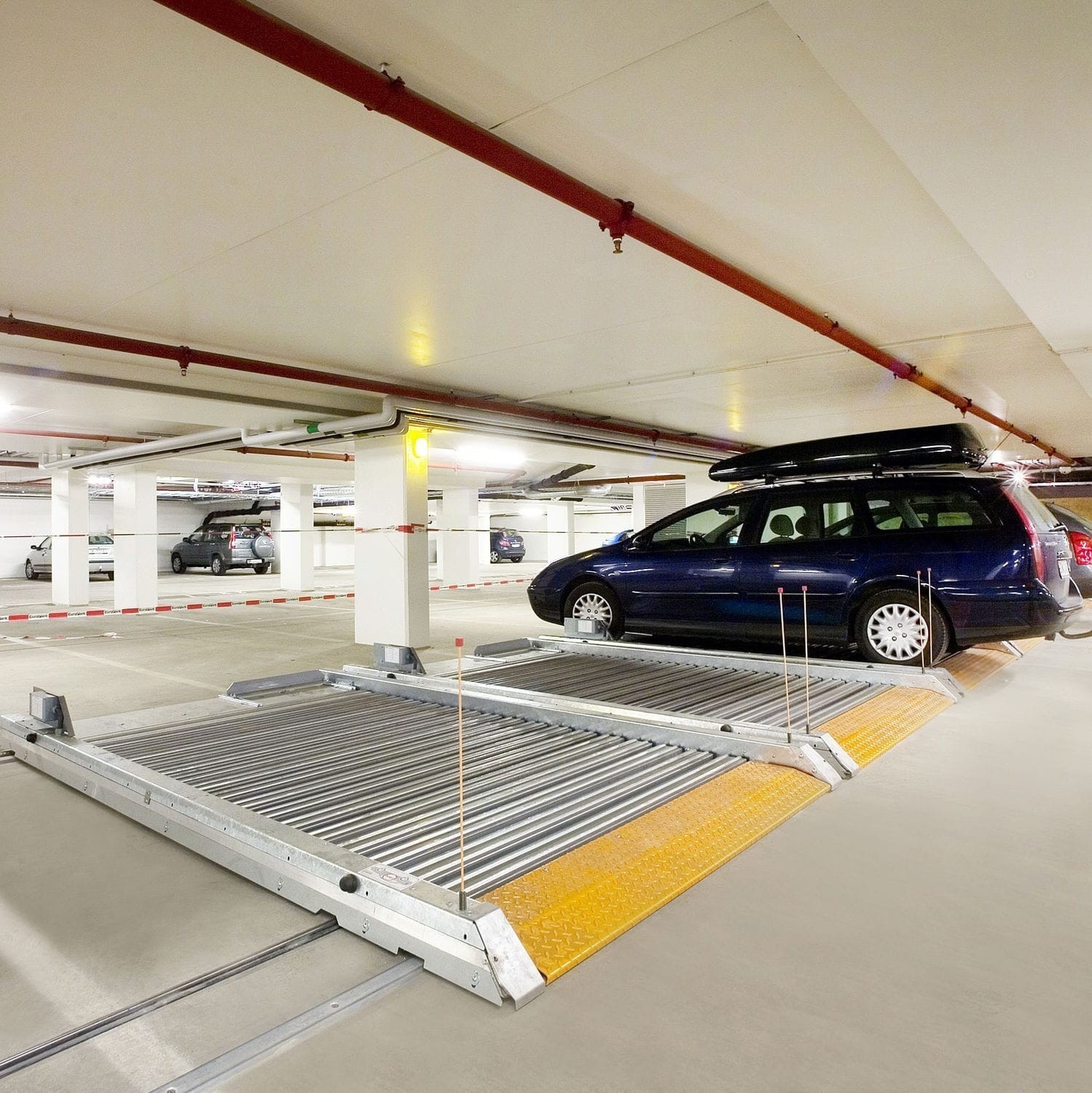 Innendørs parkeringsanlegg på flåte, ingen lukeparkering Galleribilde