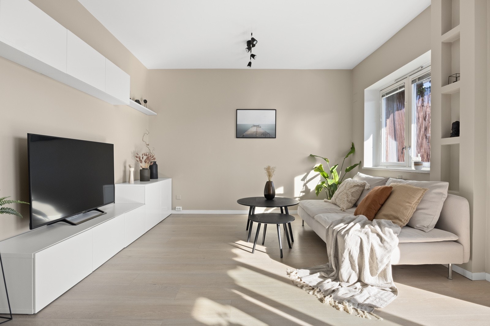 Leiligheten har en lys og fin stue av behagelig størrelse. Galleribilde
