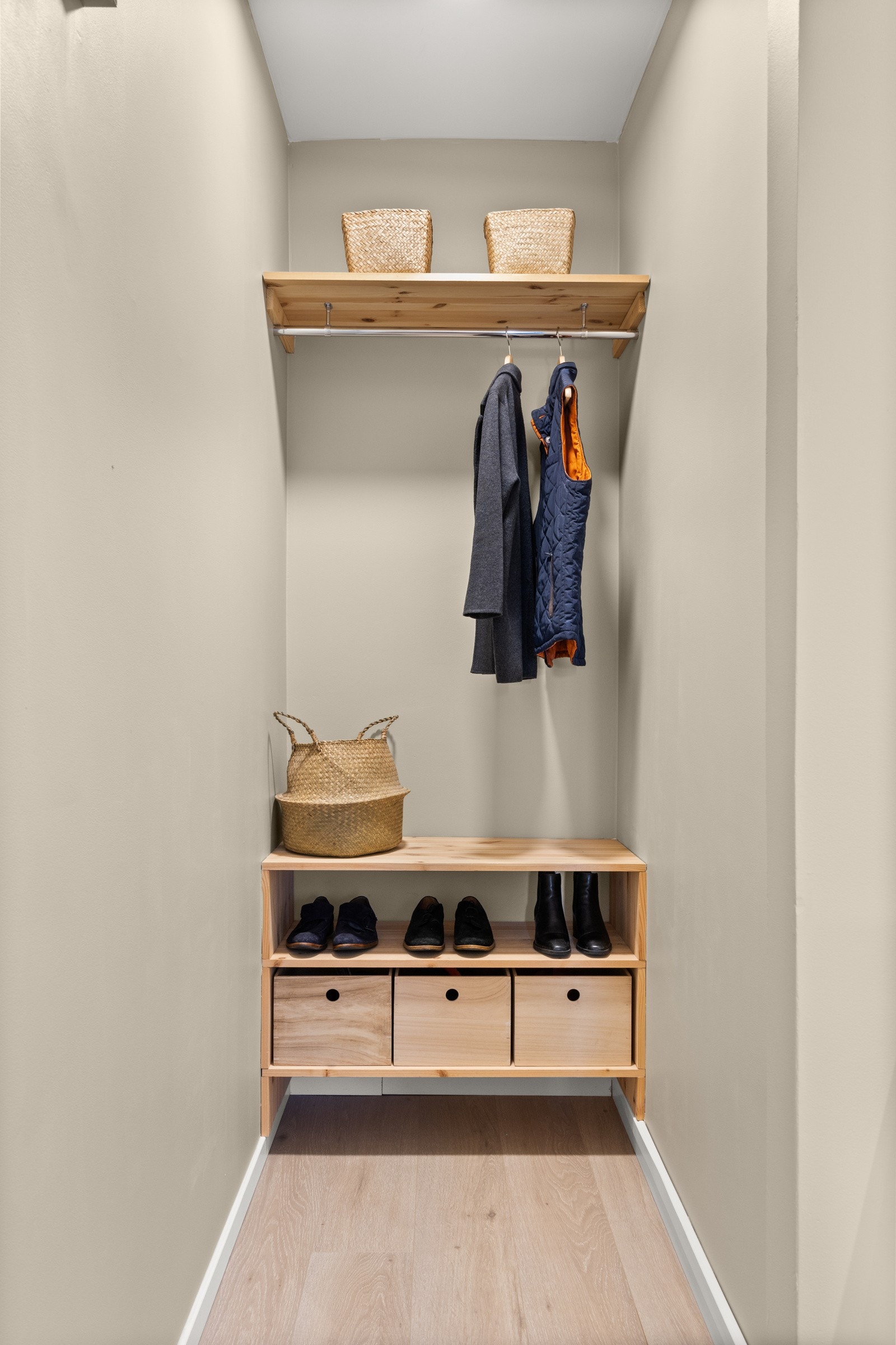 Det er god oppbevaringsplass i walk-in garderobe. Galleribilde