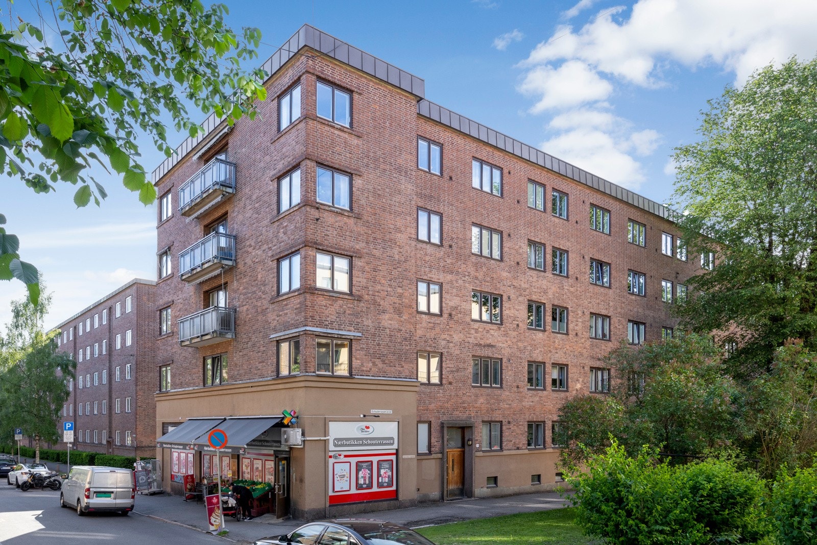Nærmeste nærbutikk ligger i samme bygg som leiligheten. Galleribilde