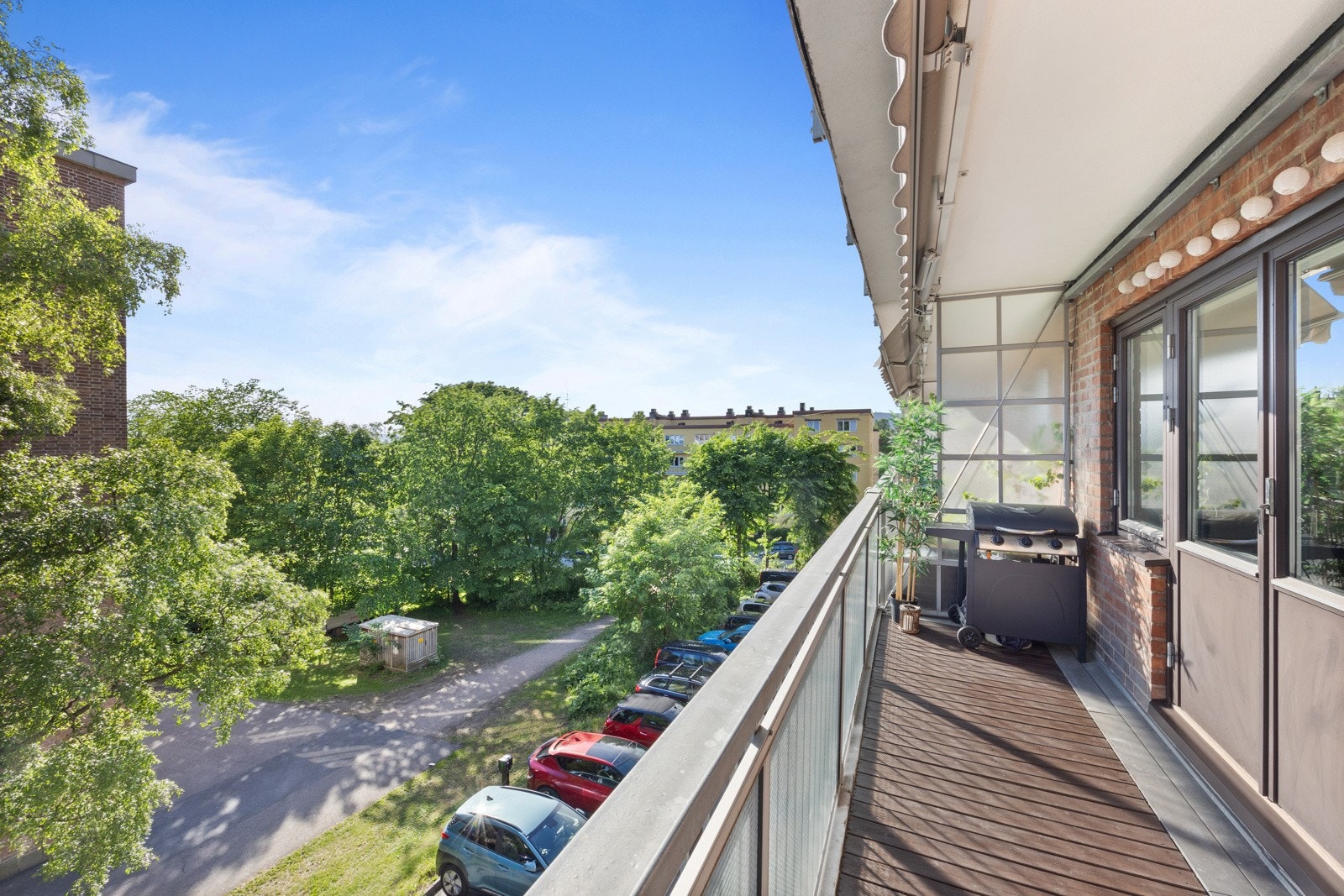 Balkongen måler ca. 8,5 m², og har god plass til sittegruppe, grill, beplantning m.m. Galleribilde