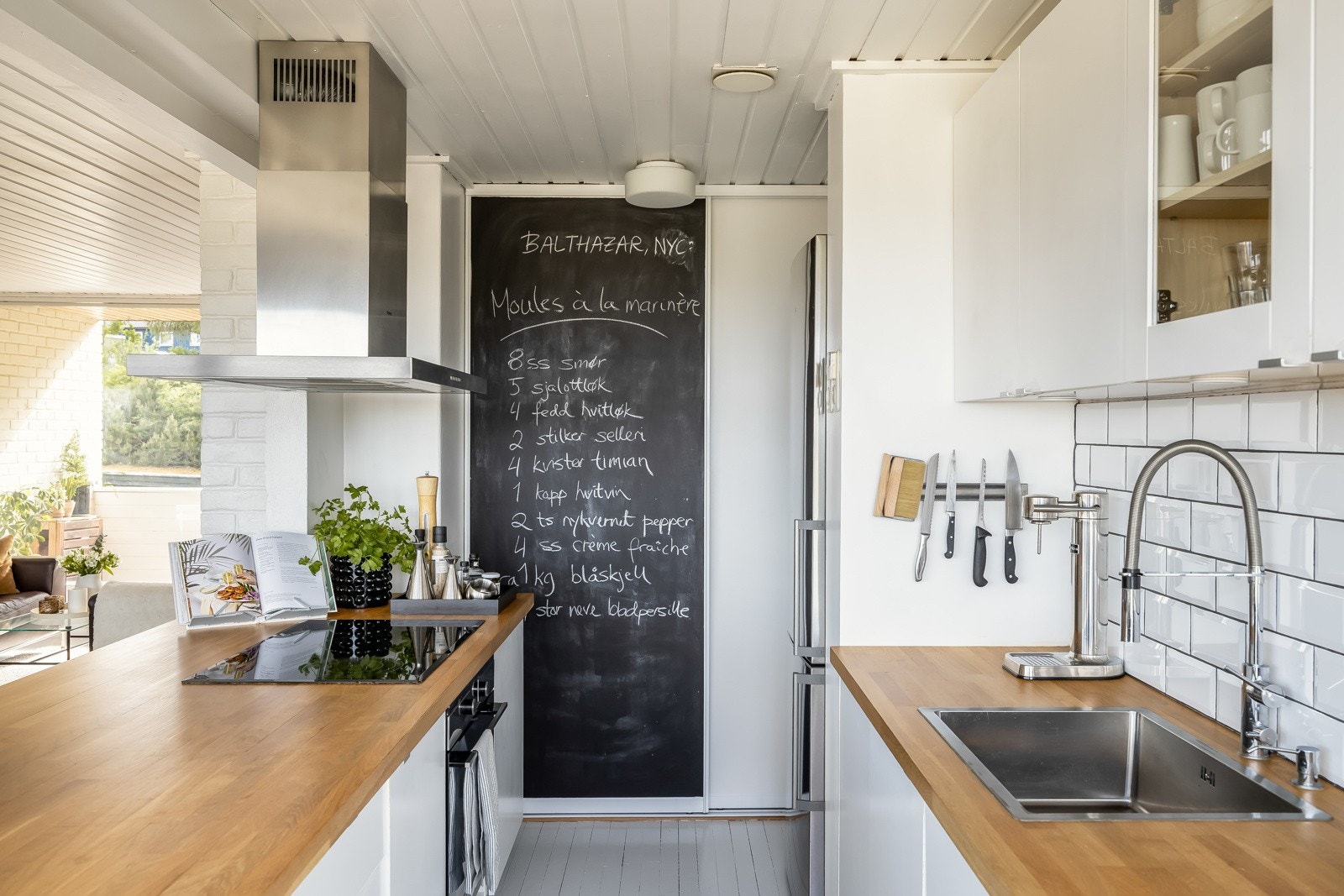 Skyvedører innerst i kjøkkenet skjermer mot et lite "spiskammers". Galleribilde