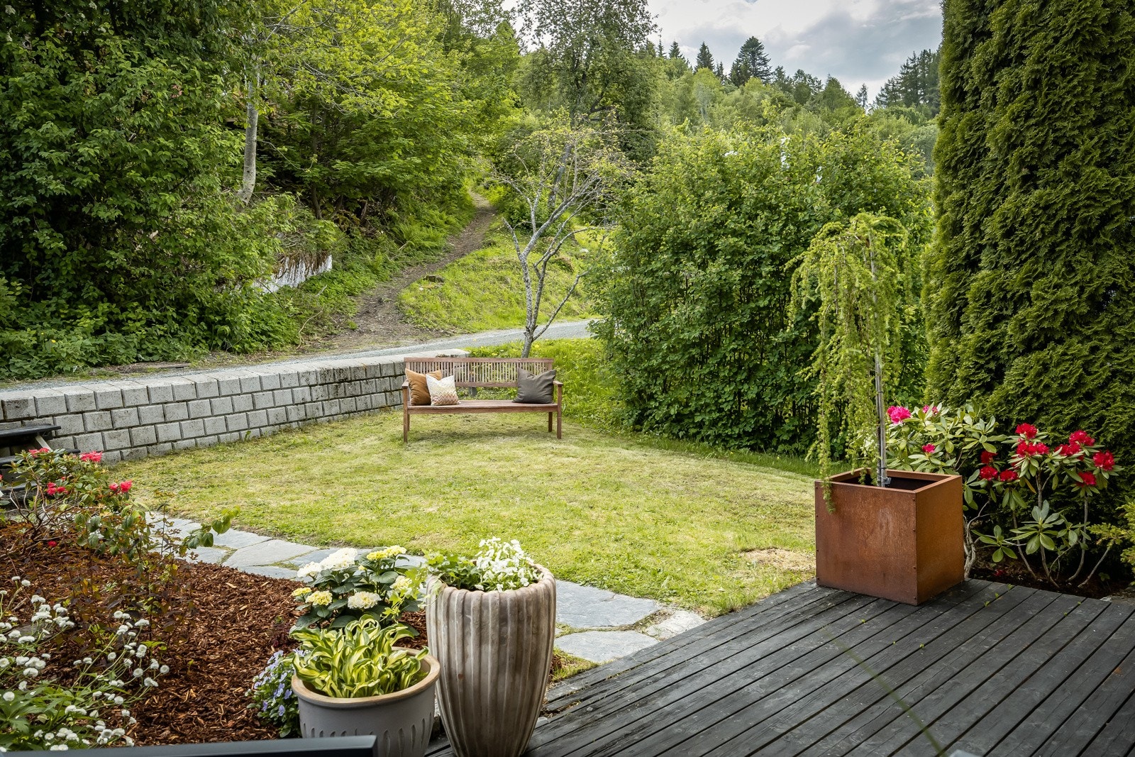 Ved inngangsparti har boligen en sydvendt terrasse på 16m² og hage. På veranda har man fine solforhold fra ca. kl 11-20. I hagen får man solen fra tidlig morgen. Galleribilde