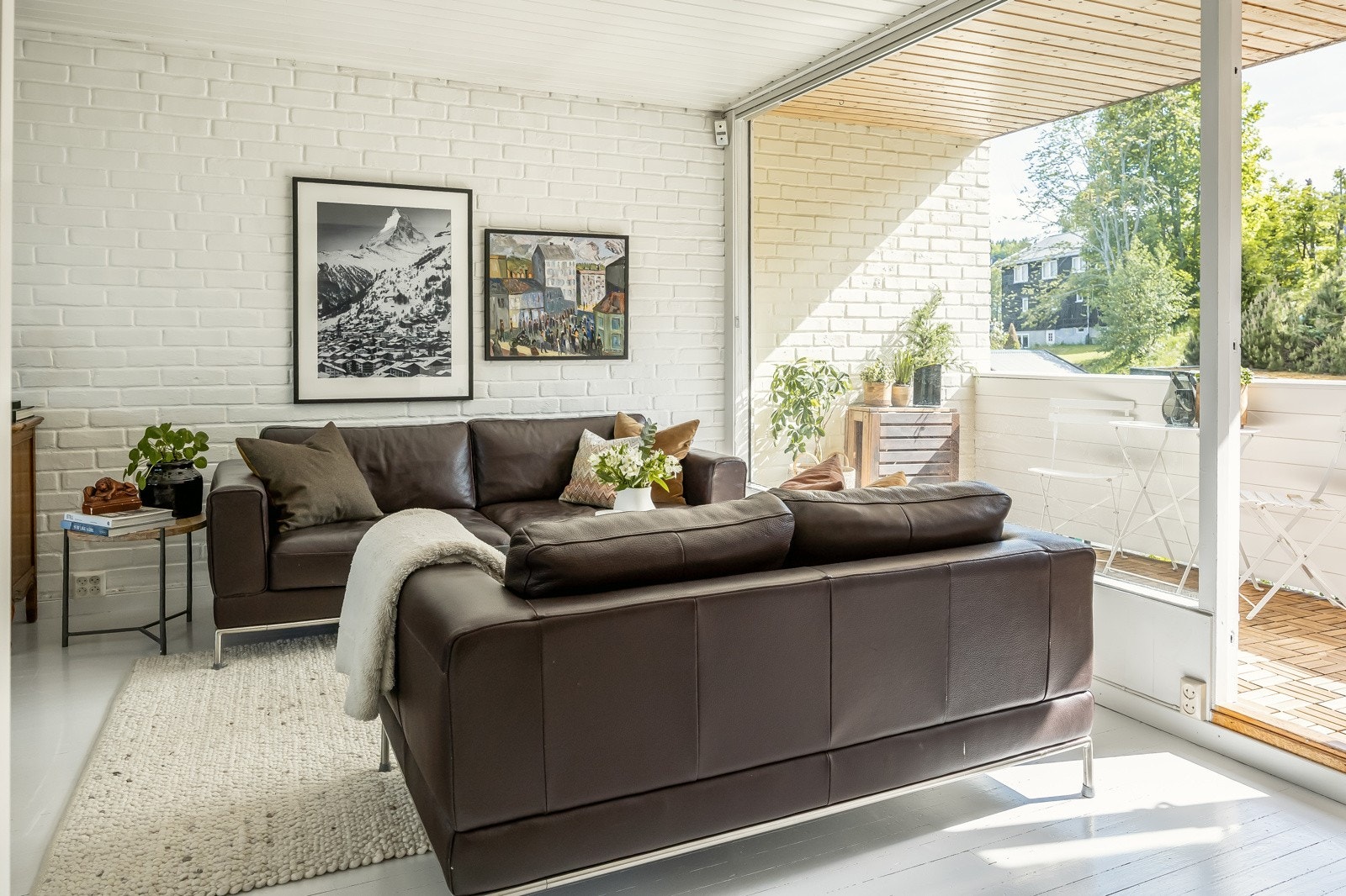 Stuen har god plass til sofagruppe og stor spisestue. Galleribilde