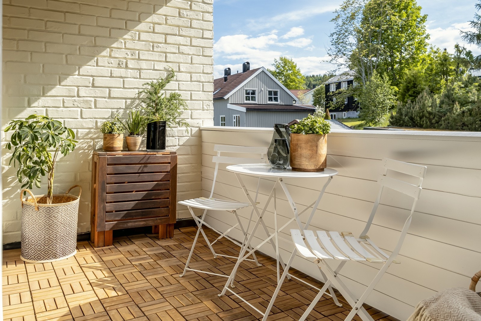 Fra stuen er utgang til en veranda på 6m². Verandaen er sydvendt og har gode solforhold. Galleribilde