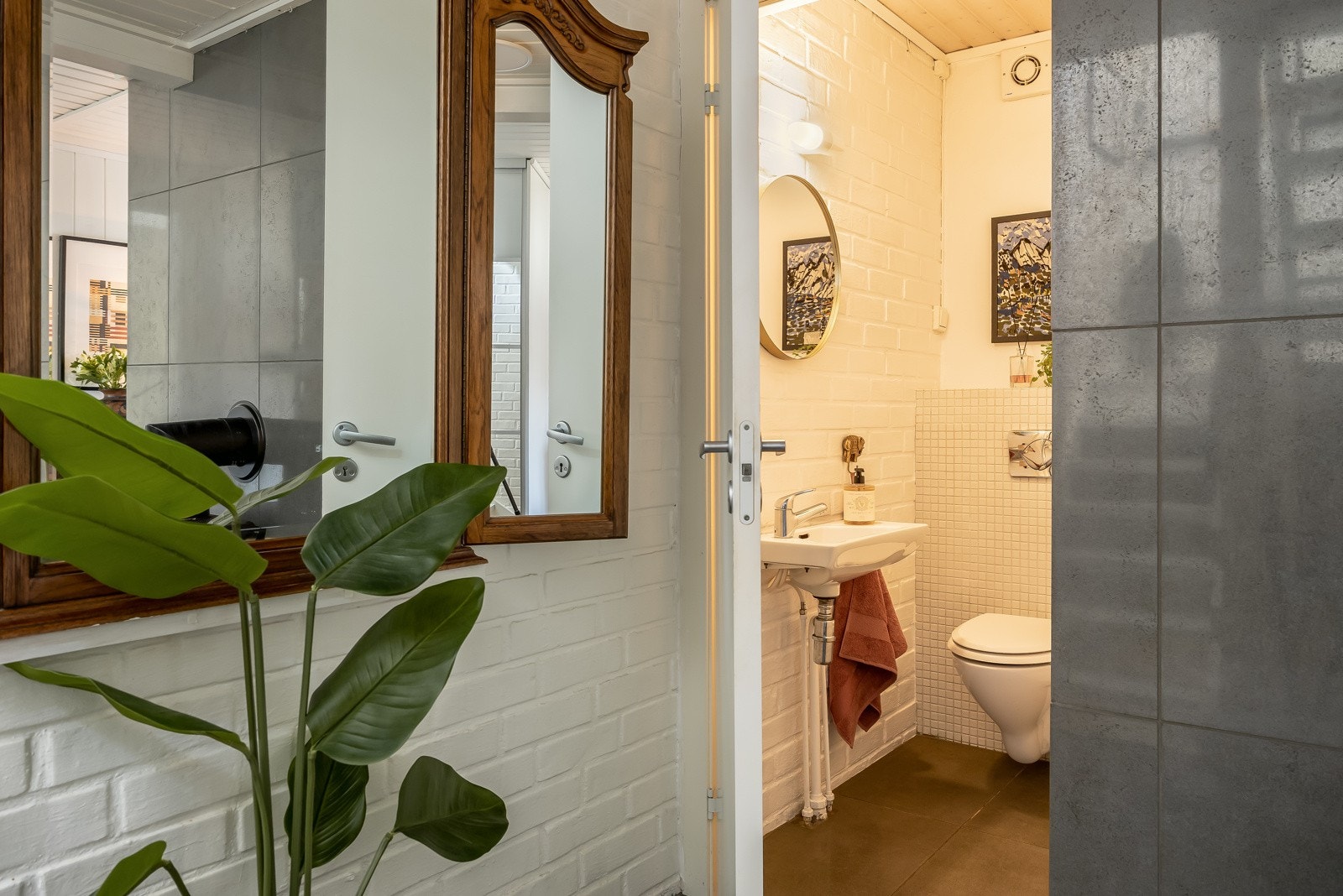 Vegg-i-vegg med badet og med praktisk adkomst fra hallen finner man et toalettrom. Rommet har vegghengt toalett og servant . Galleribilde