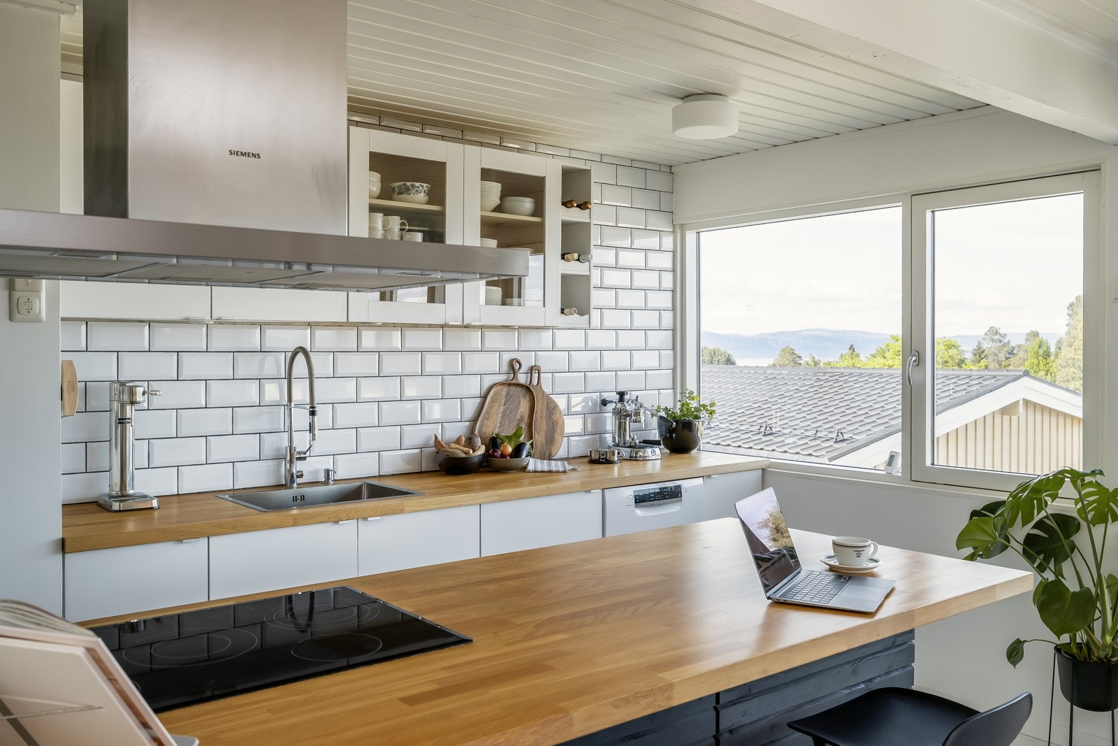 Innredningen har integrert stekeovn, platetopp og oppvaskmaskin. Galleribilde