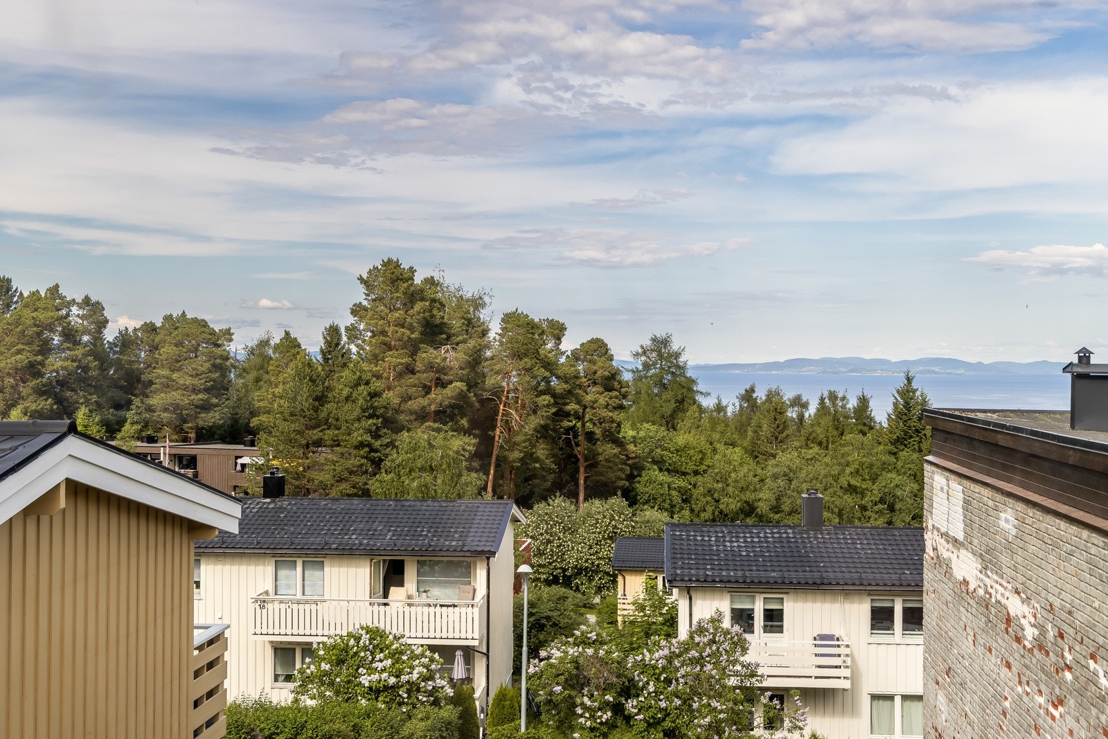Fra kjøkken har man flott utsikt mot Trondheimsfjorden. Galleribilde