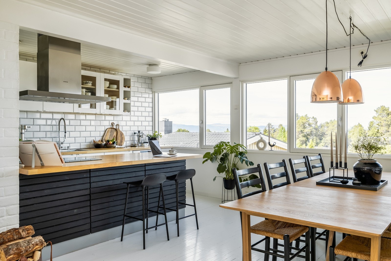 Kjøkkenet ble oppgradert med malte fronter, ny benkeplate (heltre eik), ny vask, tapwell armatur og nye hvitevarer i 2015. Galleribilde