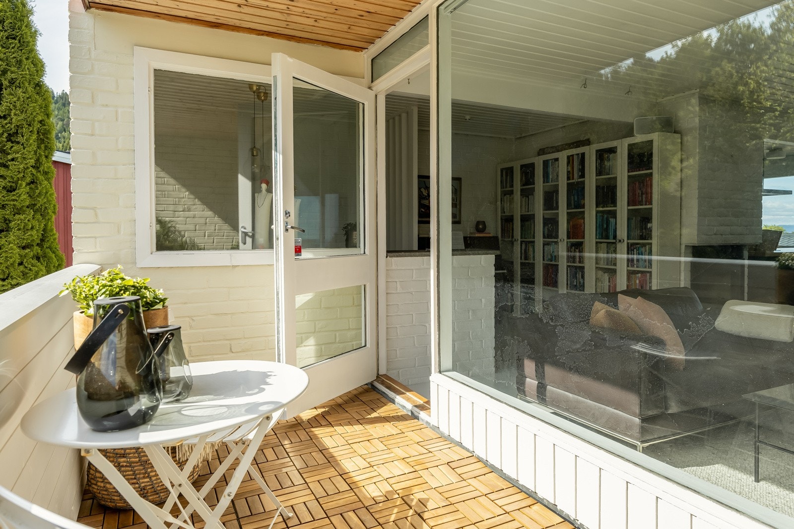 Verandaen er sydvendt og har gode solforhold. Galleribilde