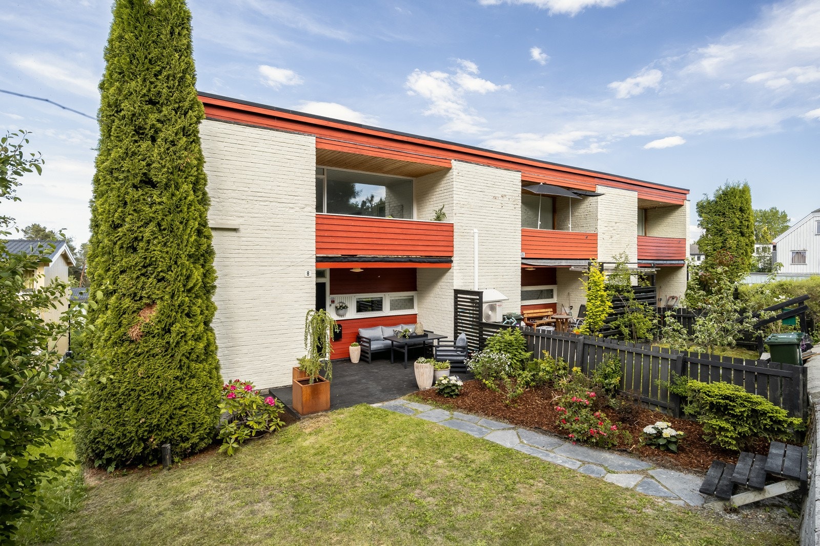 Utmerket beliggenhet i vakre Fagerlia med umiddelbar nærhet til skog og mark. Her har man populære Bymarka like utenfor døra med alle dens turmuligheter. Ta på deg joggesko eller ski og dra rett ut i marka på tur. Galleribilde