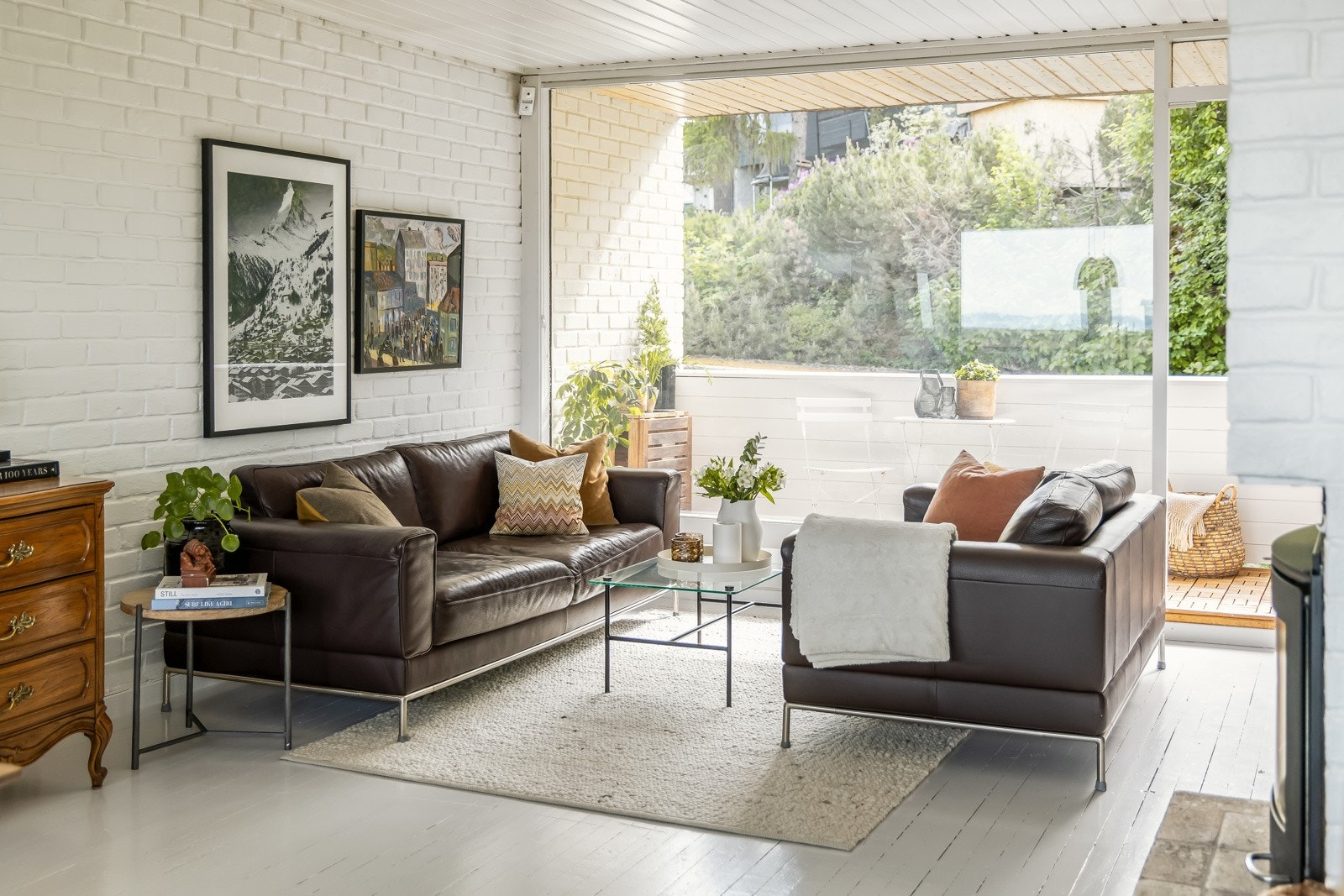 Stuen nyter godt av store vindusflater og fint gjennomlys. Galleribilde