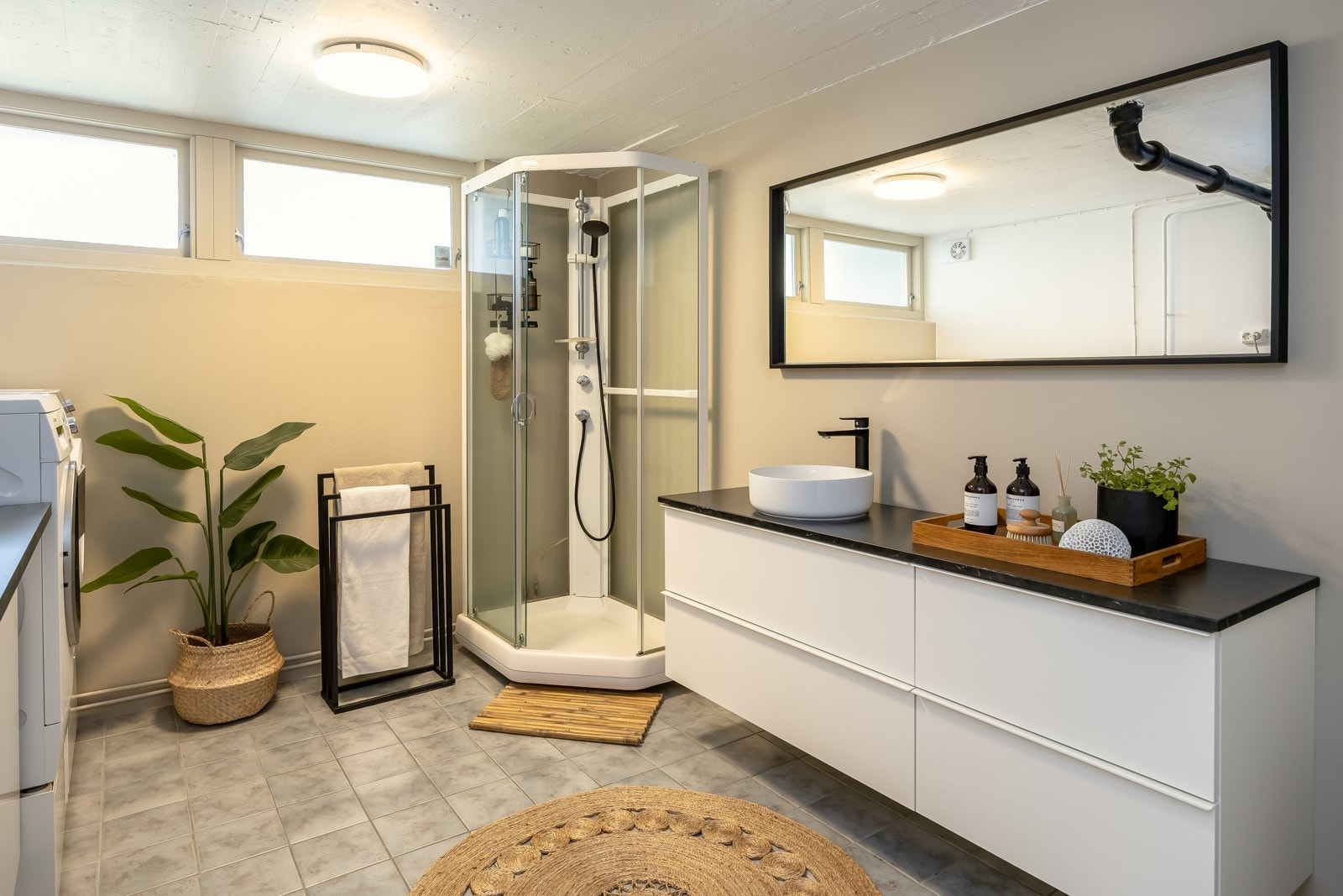 Romslig kombinert bad vaskerom på hele 10,5m². Rommet har fliser på gulv med varmekabler. Galleribilde