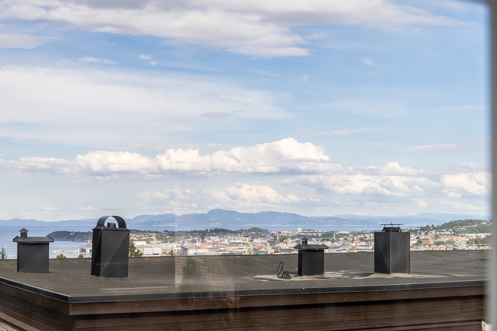 Fra kjøkken har man flott utsikt mot Trondheimsfjorden. Galleribilde