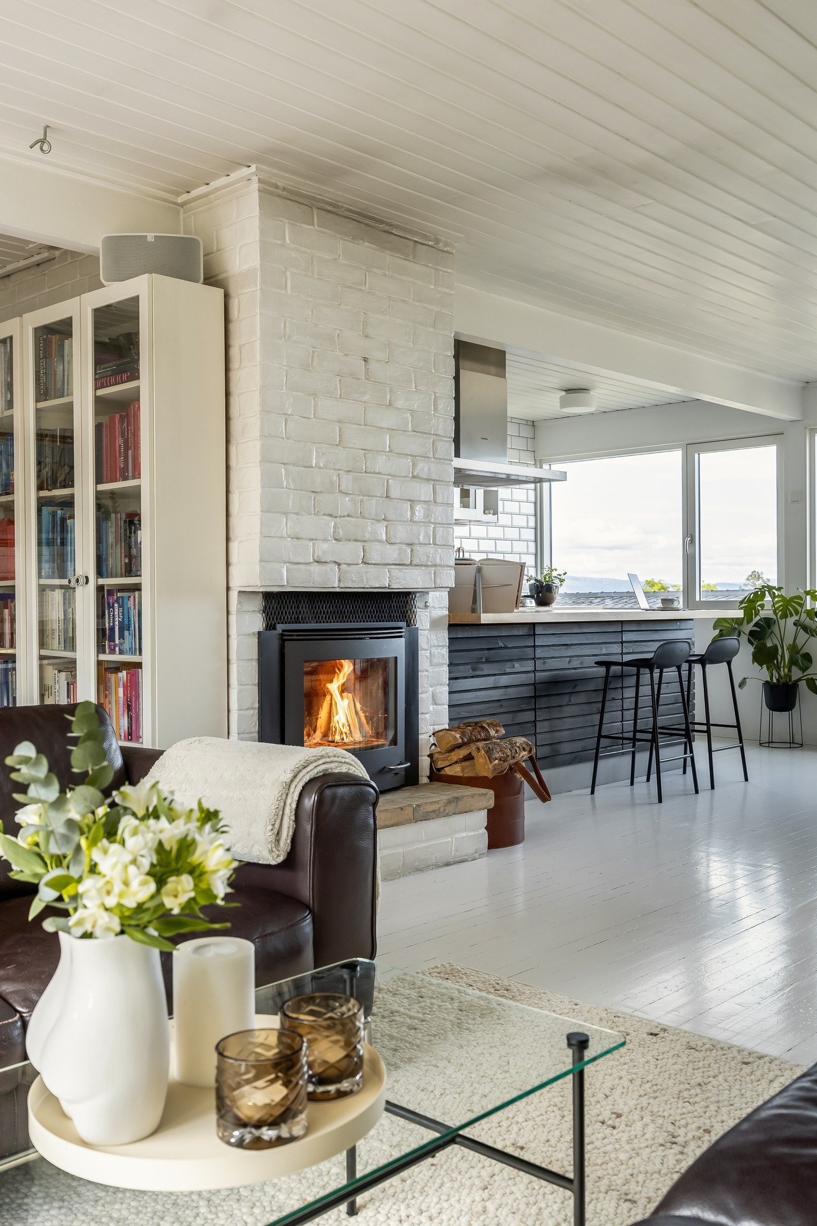 Peisinnsats plassert mellom stue og spisestue. Galleribilde