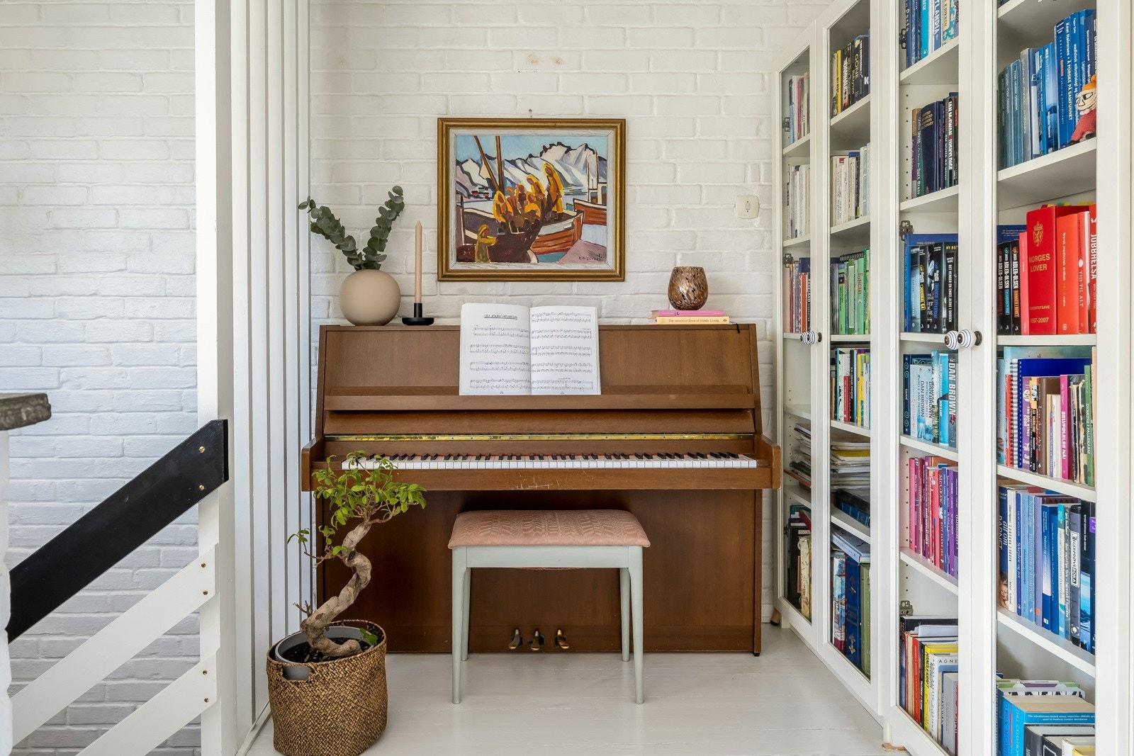 Ved trappen i 2.etasje er fin plass for piano eller f.eks. kontorpult. Galleribilde