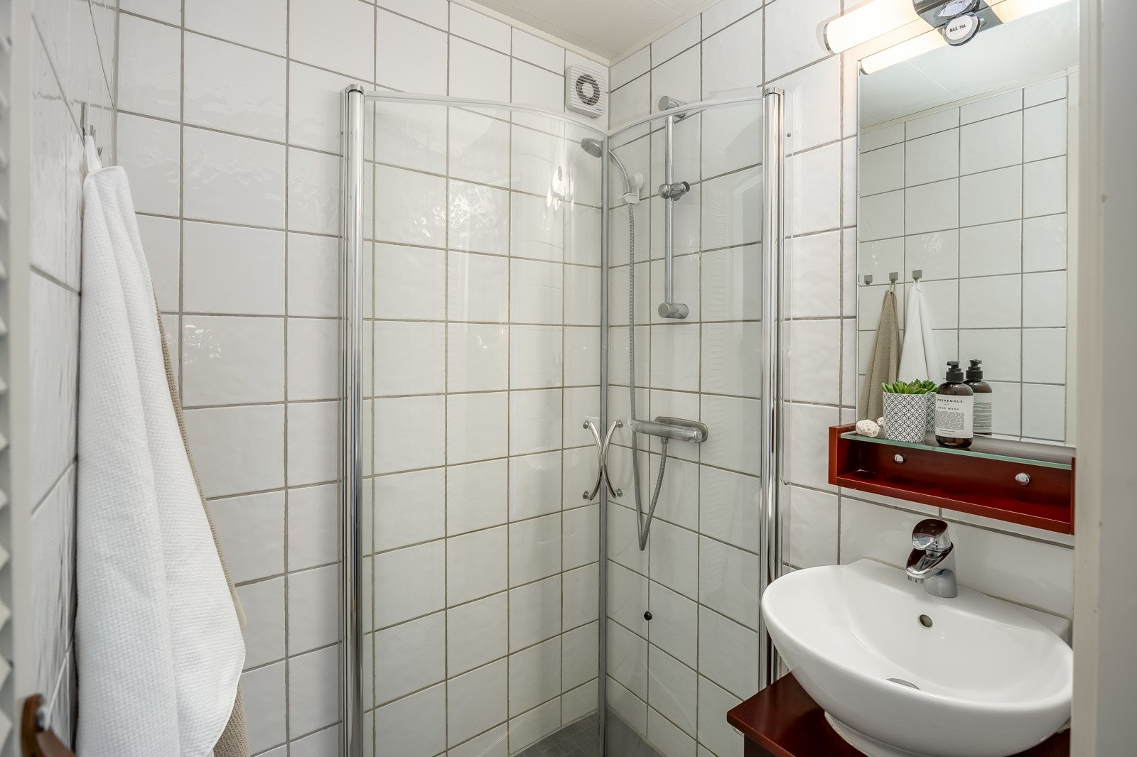 Her er baderomsinnredning og dusjhjørne med innfellbare glassdører. Varme i gulv. Galleribilde