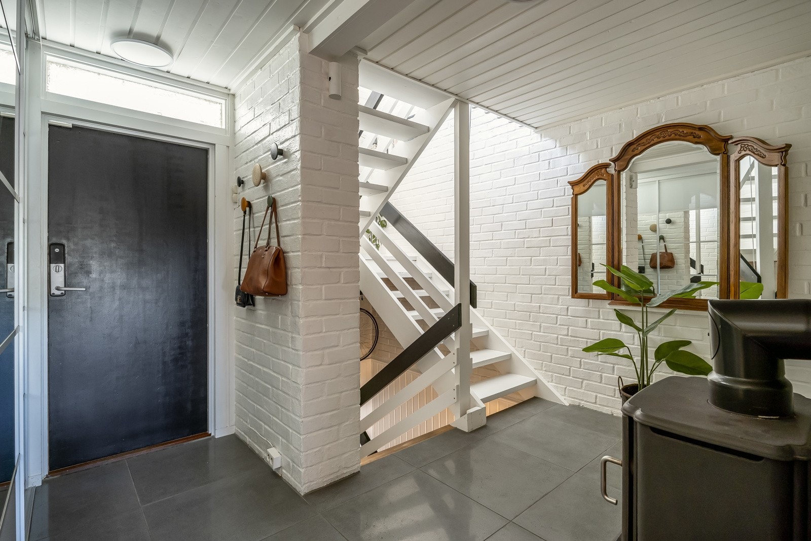 Man kommer inn i en romslig hall på 16,5m². Galleribilde