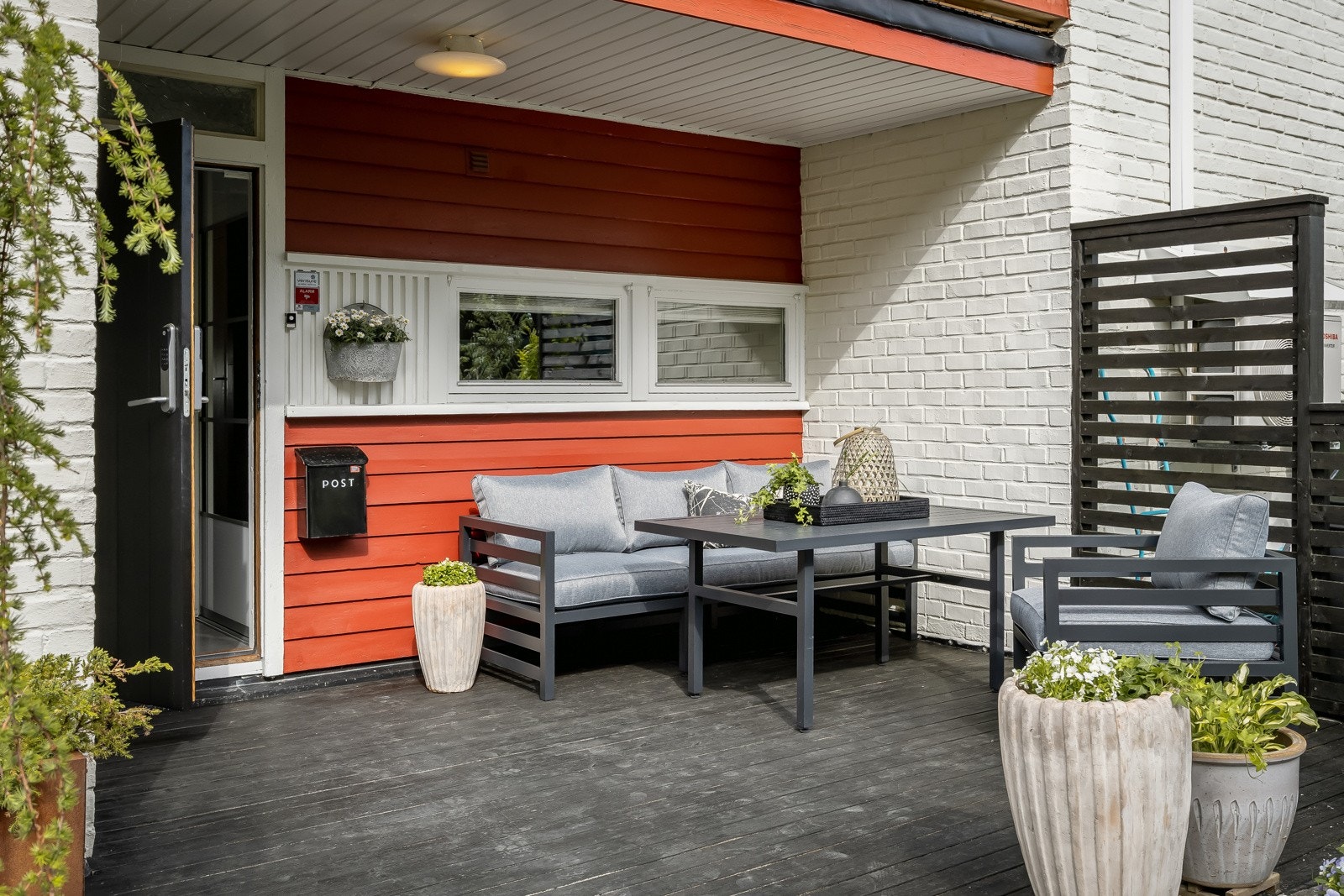 Ved inngangsparti har boligen en sydvendt terrasse på 16m² og hage. Galleribilde