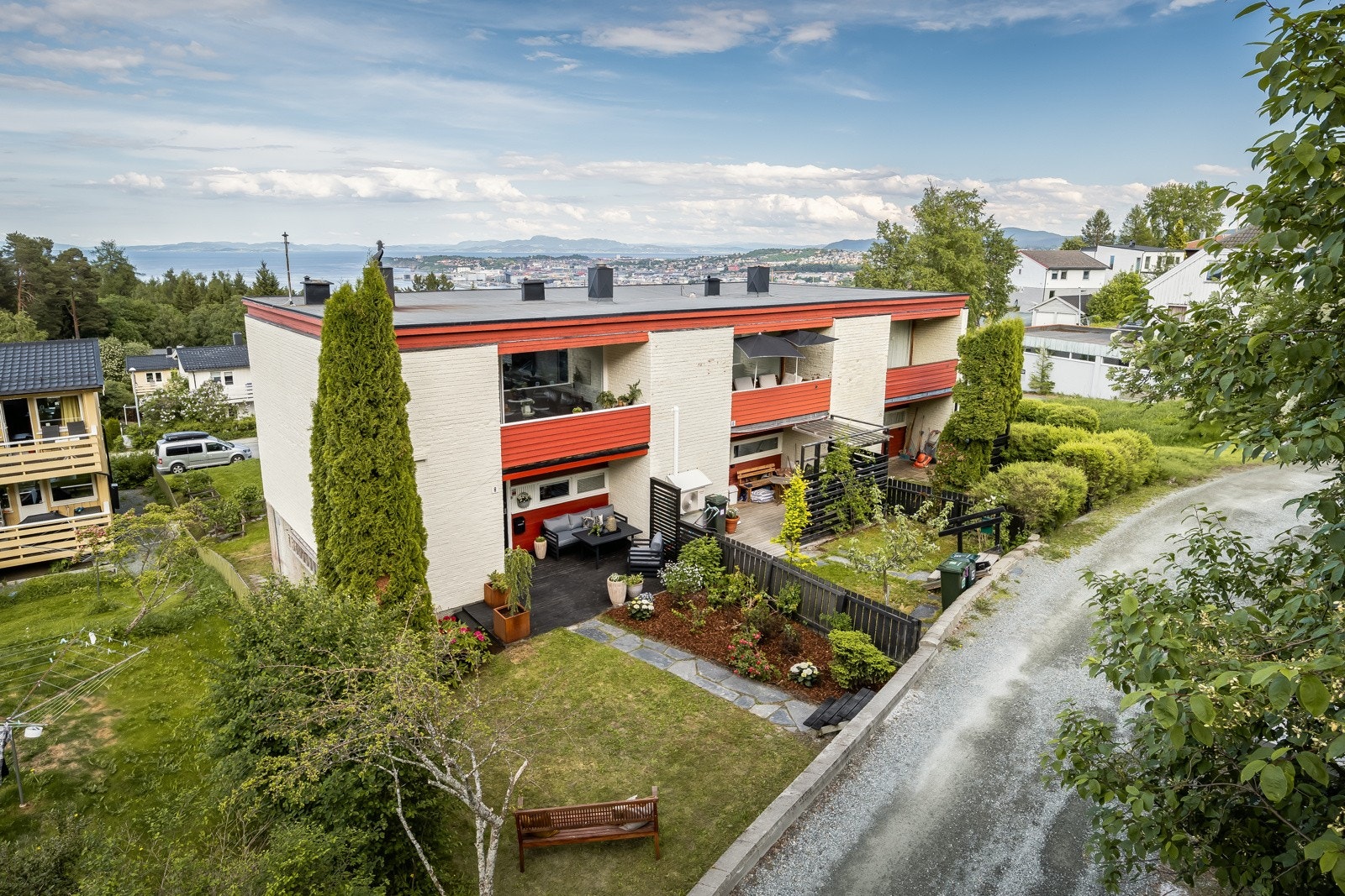 Innholdsrikt enderekkehus med særdeles attraktiv beliggenhet helt inntil markagrensen. Galleribilde