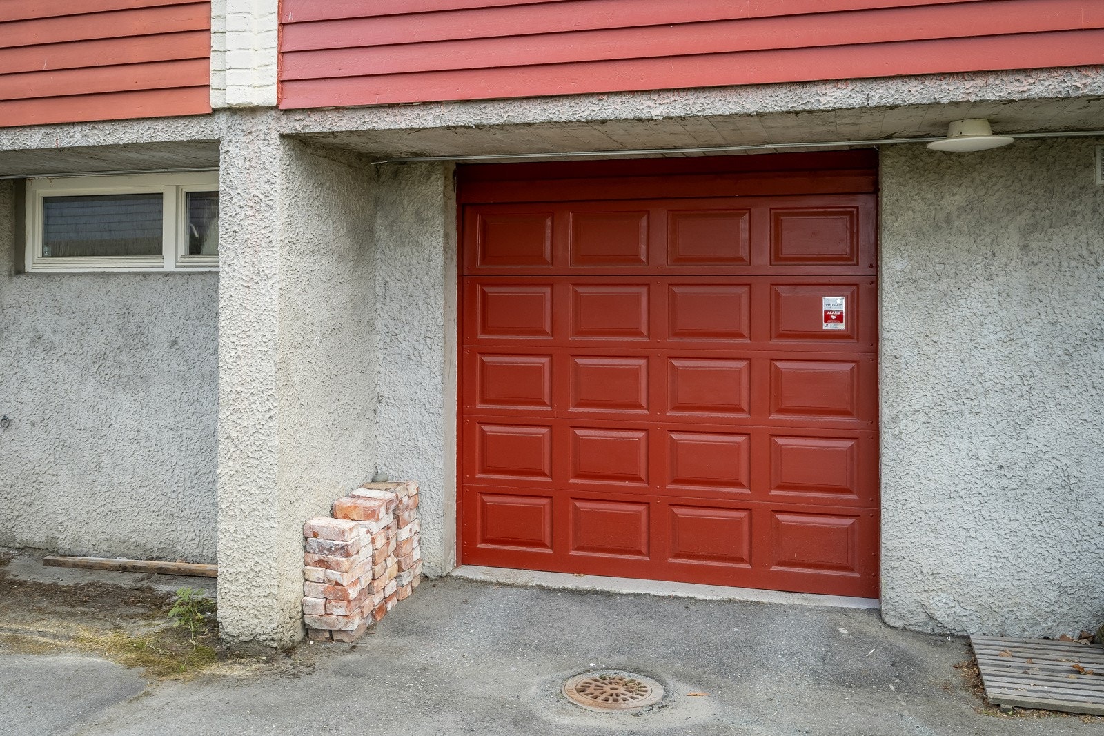 Garasje på 15m² med elektrisk port. Tilsvarende bolig har innredet garasje til oppholdsrom. Galleribilde