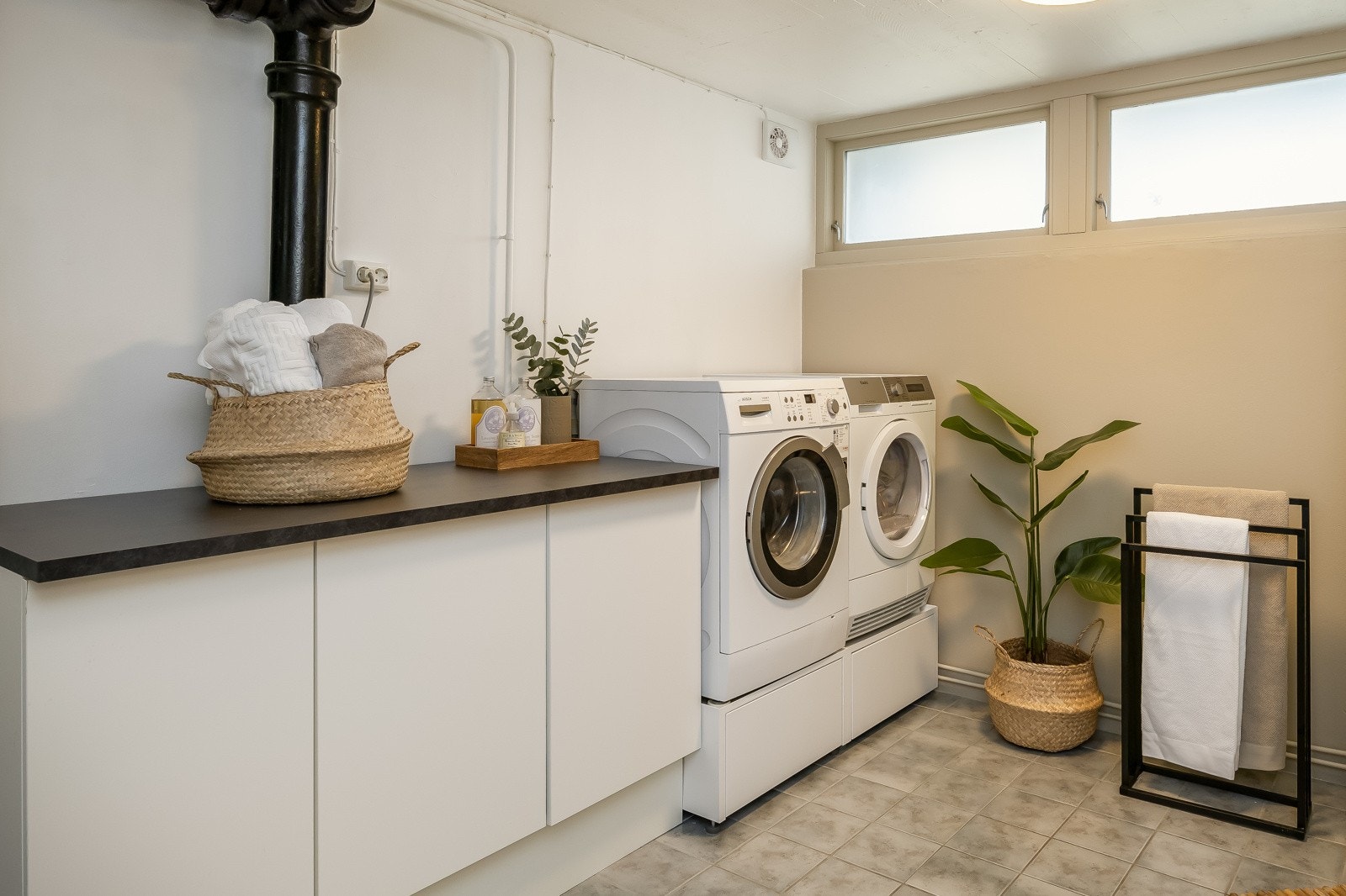 Her er baderomsinnredning, dusjkabinett, opplegg for vaskemaskin/tørketrommel og flere skap. Det er fult mulig å etablere toalett her om ønskelig. Galleribilde