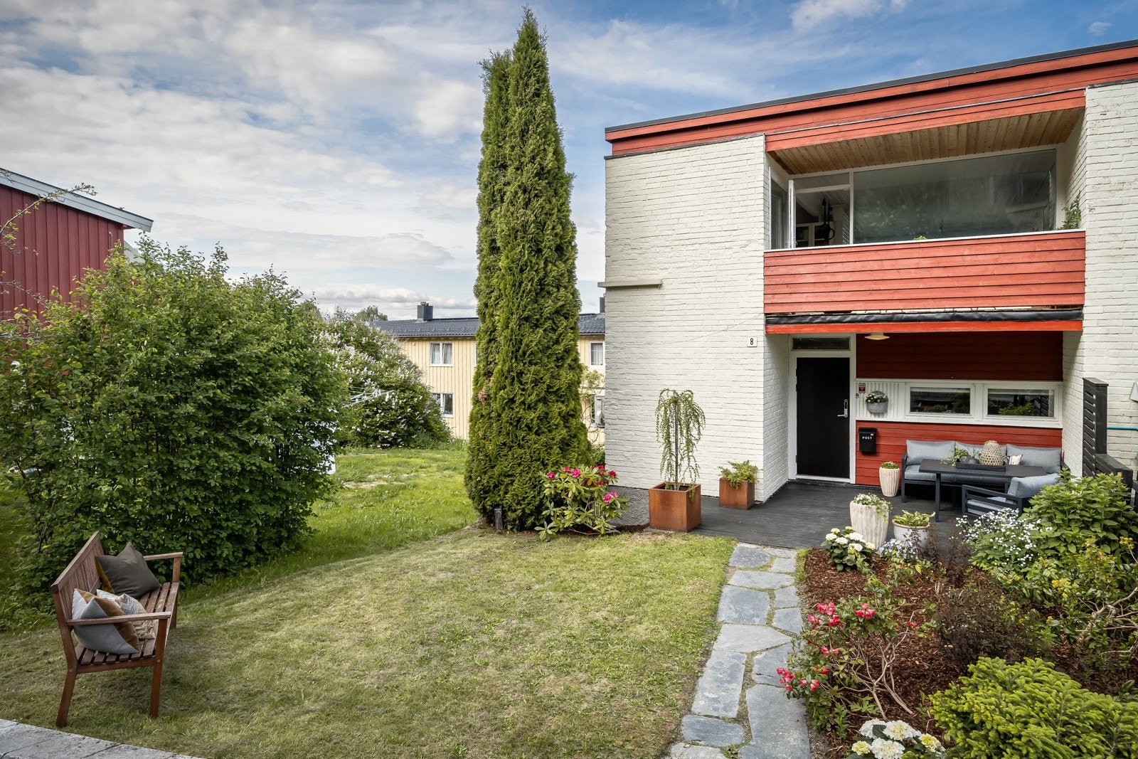 På grunn av plasseringen opp mot marka, den skjermede barnevennlige beliggenheten, samt nærheten til sentrum gjør dette området svært ettertraktet. Galleribilde