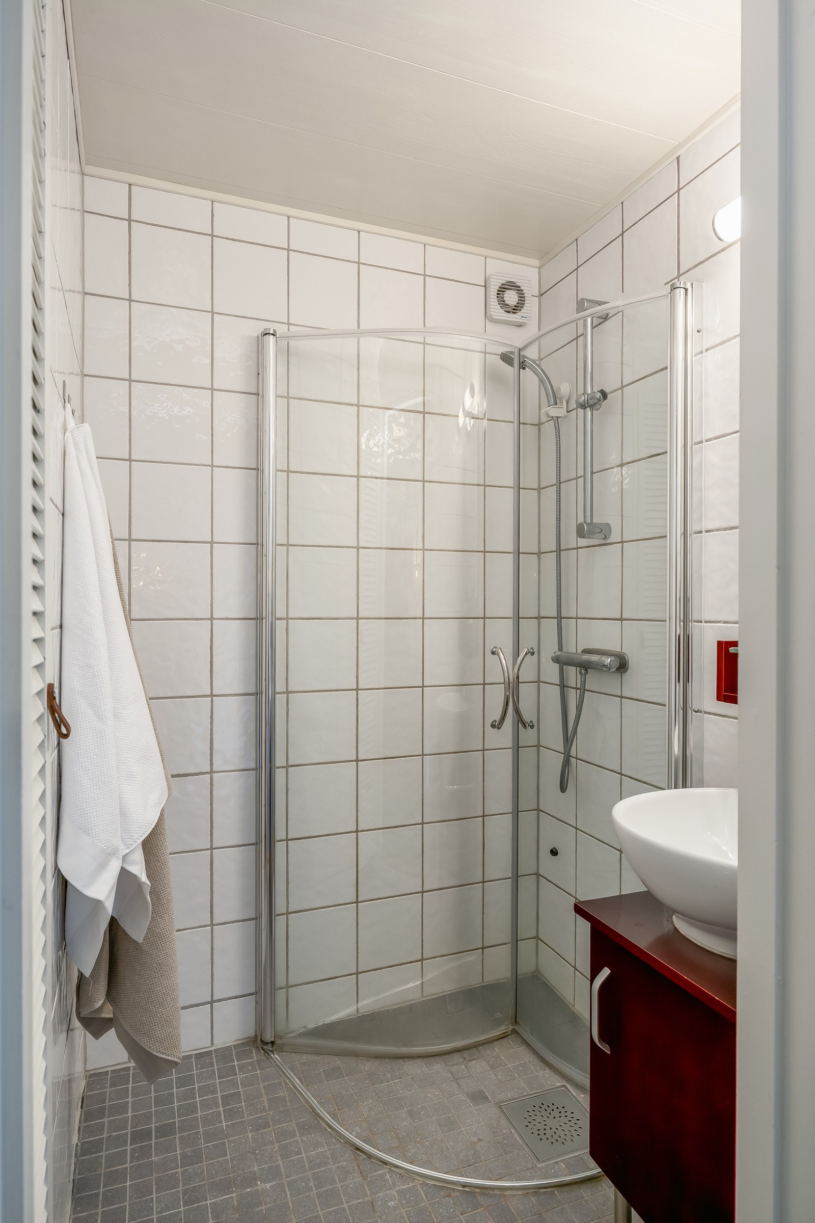 Boligens ett av to bad ligger i 1.etasje. Badet ble renovert i 2010 og fremstår som pent med flislagte vegger og granittfliser på gulv. Galleribilde