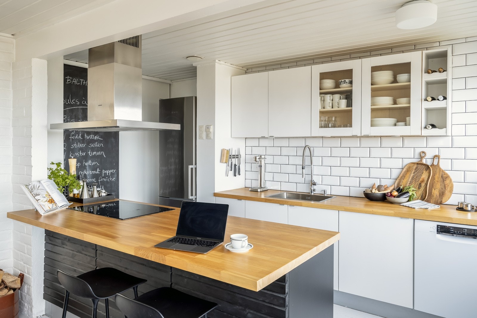 Innredningen har godt med både oppbevarings- og benkeplass. Galleribilde