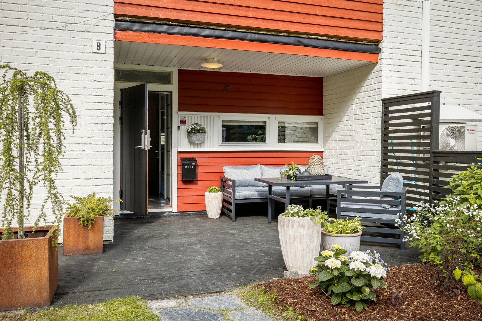 To flotte uteplasser i én terrasse på bakkeplan og veranda i 2. etasje. Galleribilde