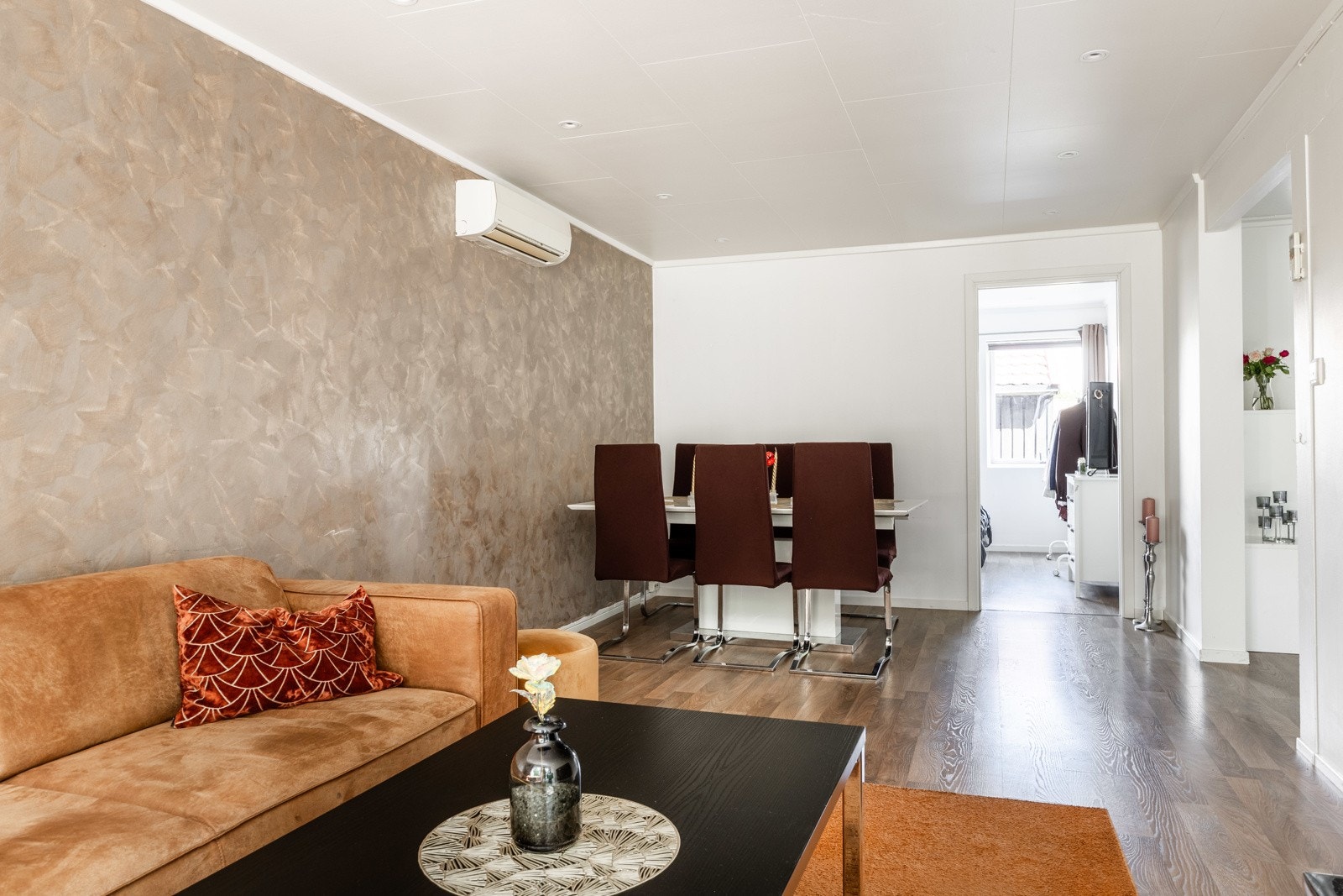 Det er god plass til både sofakrok og spiseseksjon. Galleribilde
