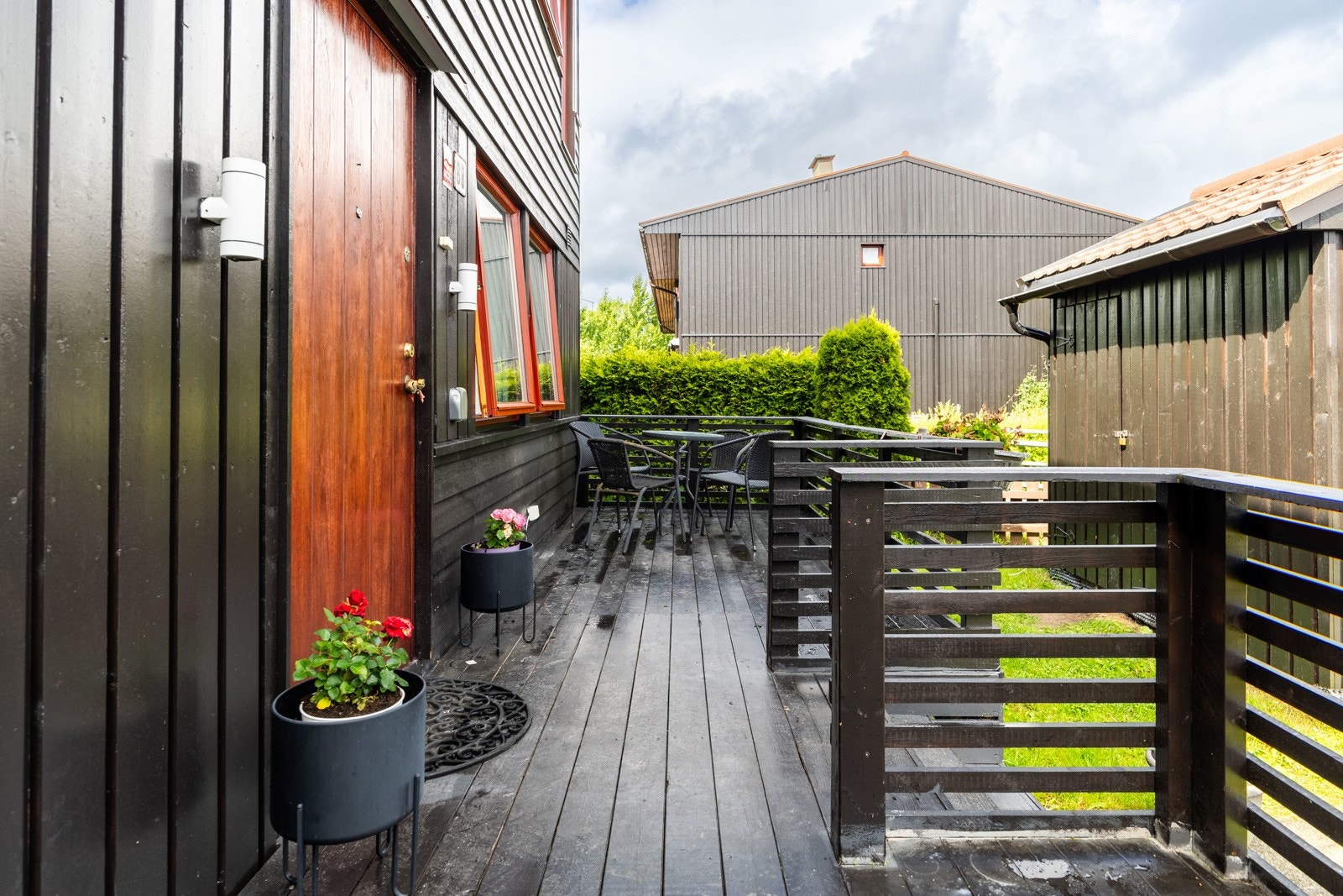 Ved entreén er det en terrasse på ca. 14 kvm. Galleribilde