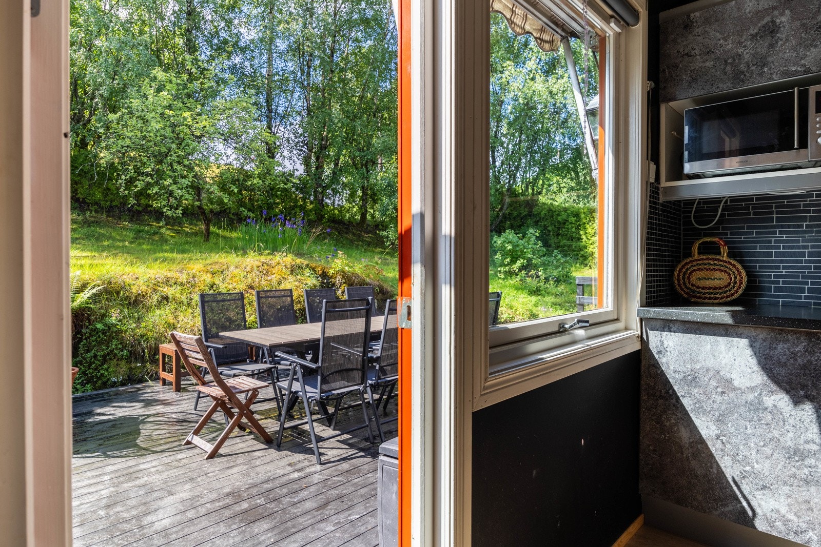 Fra kjøkkenet er det utgang til en terrasse på ca. 42 kvm Galleribilde